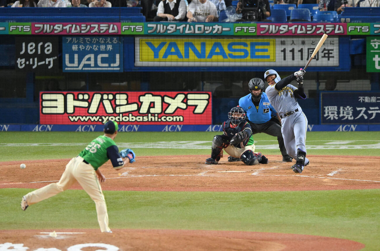 ヤクルト対阪神　3回表阪神2死満塁、森下翔太は2点適時打を放つ。投手山野太一（撮影・滝沢徹郎）