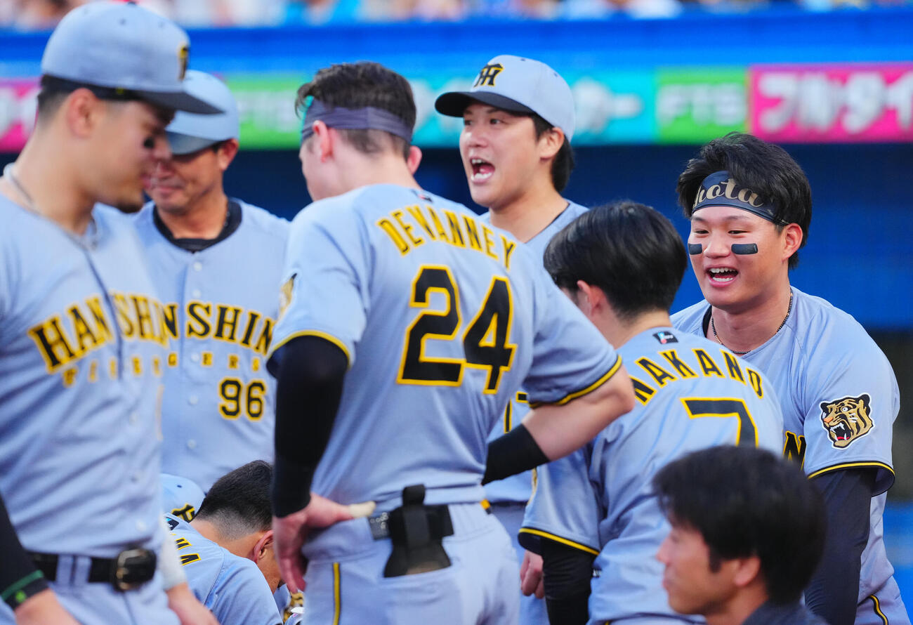ヤクルト対阪神　試合前円陣の声出しを務める阪神森下翔太（右）（撮影・垰建太）