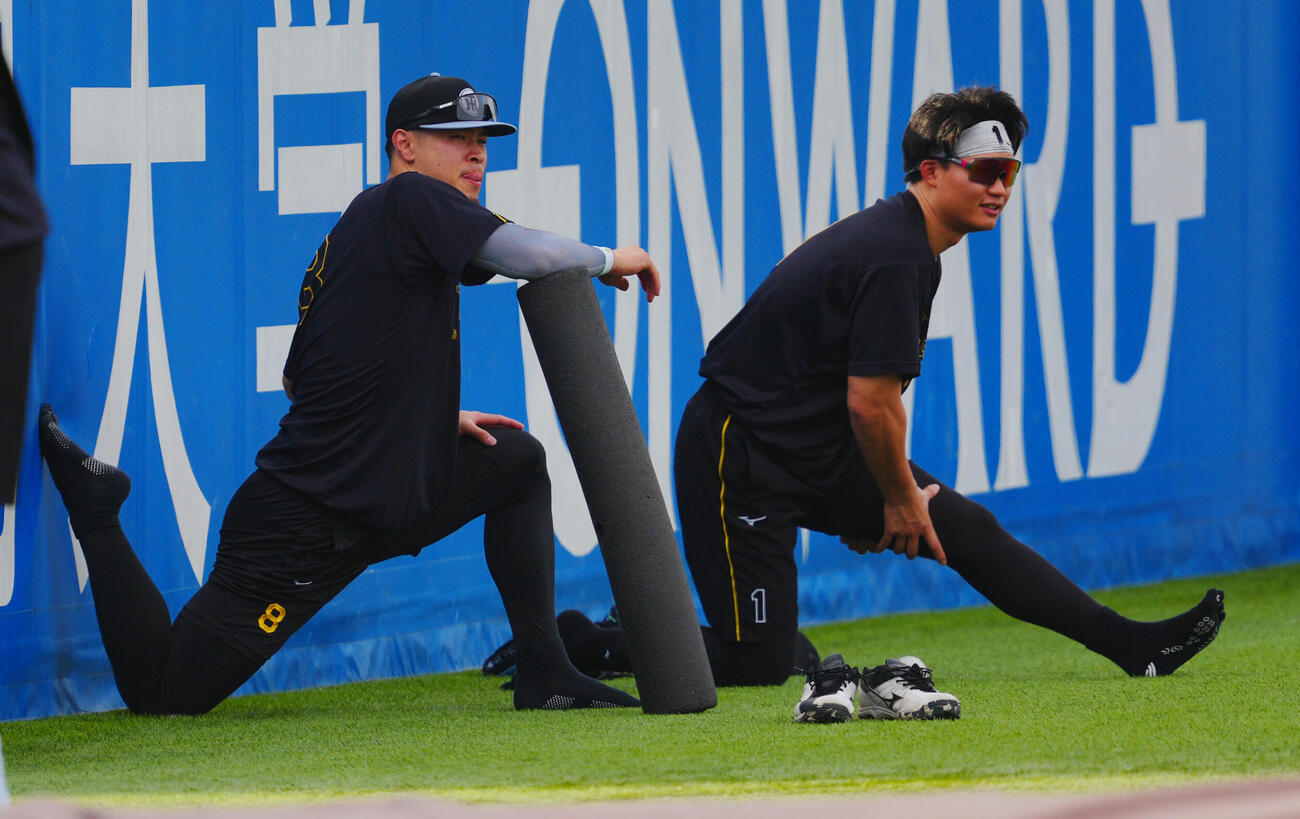 ヤクルト対阪神　試合前練習で調整する阪神佐藤輝明（左）と森下翔太（撮影・垰建太）