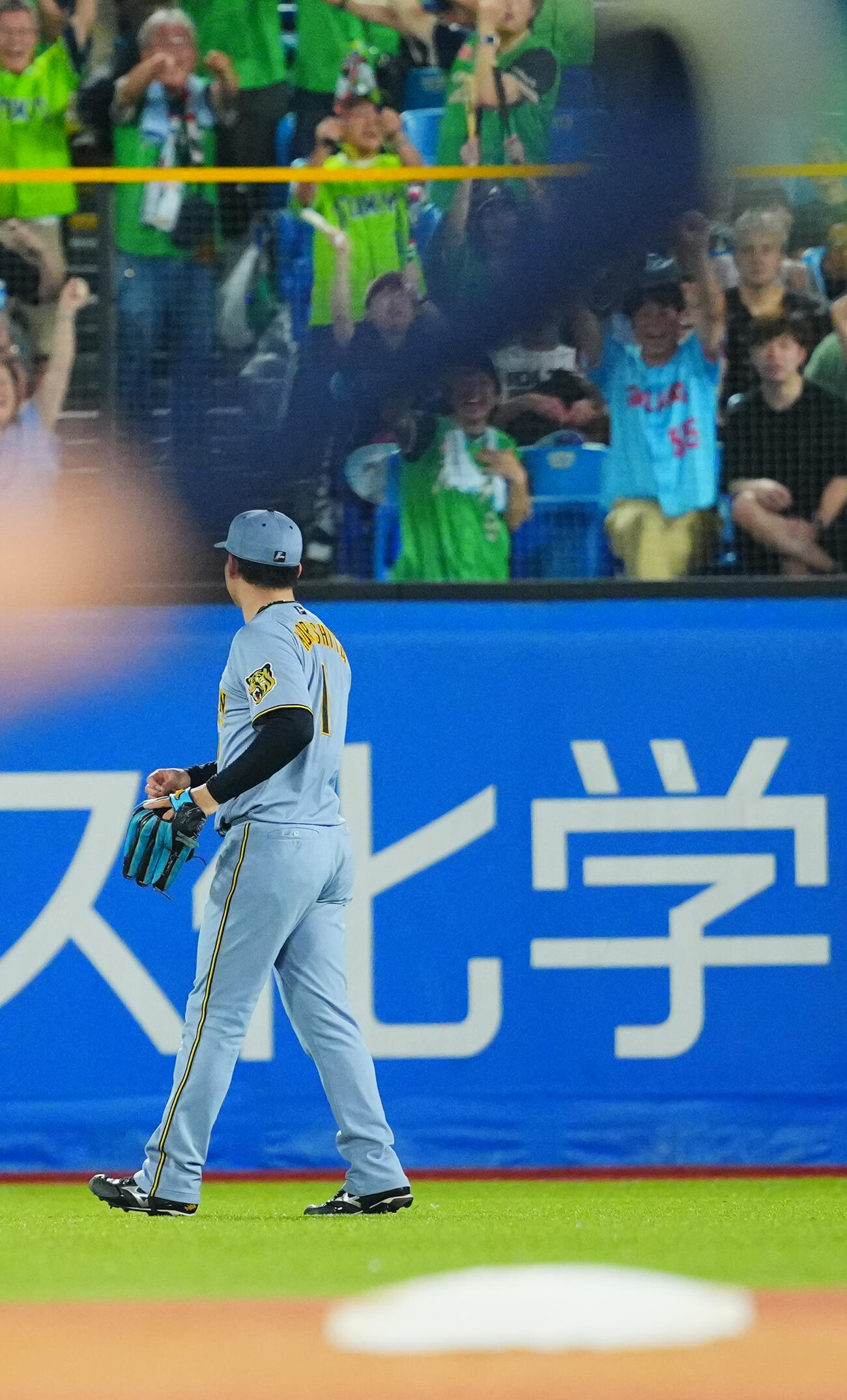 ヤクルト対阪神　2回裏ヤクルト2死満塁、西村瑠伊斗の打球を逸らす森下翔太（撮影・垰建太）