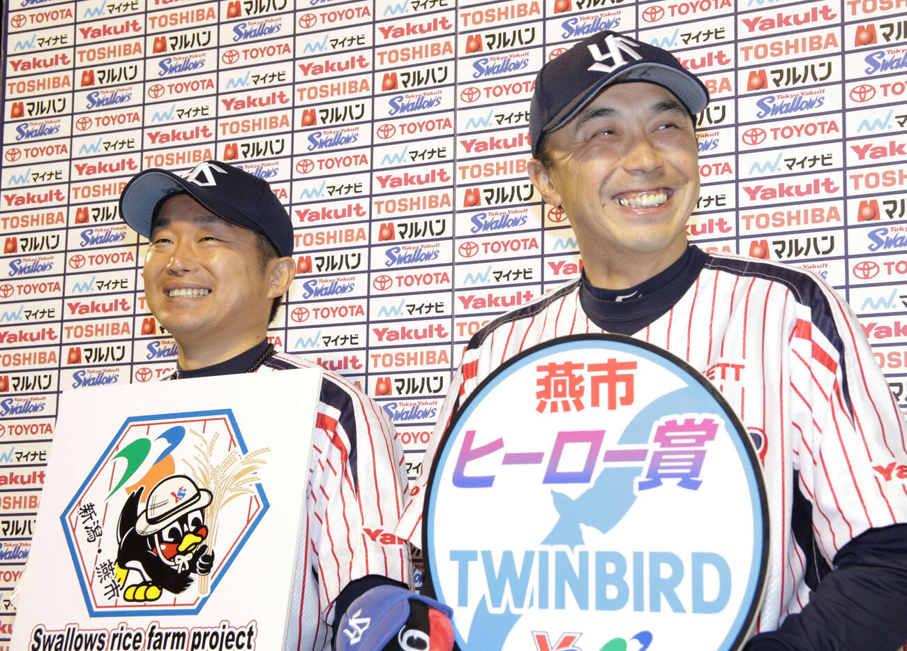 13年、ヤクルト対巨人　お立ち台で笑顔を見せるヤクルト石川雅規（左）と宮本慎也