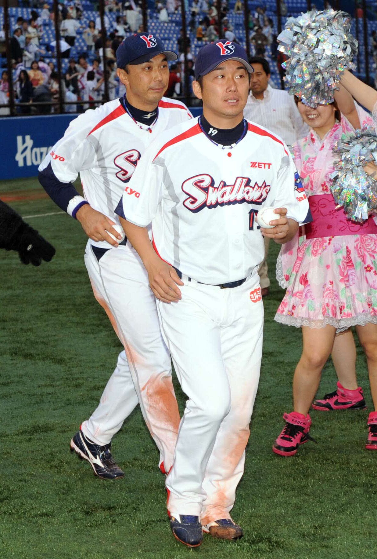 11年、ヤクルト対横浜　試合後、ファンのもとへあいさつに向かう投打のヒーロー石川雅規（右）と宮本慎也
