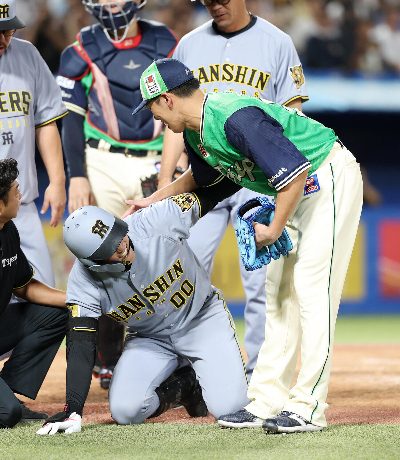 ヤクルト対阪神　3回表阪神1死、元山飛優に死球を与え謝罪するヤクルト山野太一（撮影・鈴木正人）