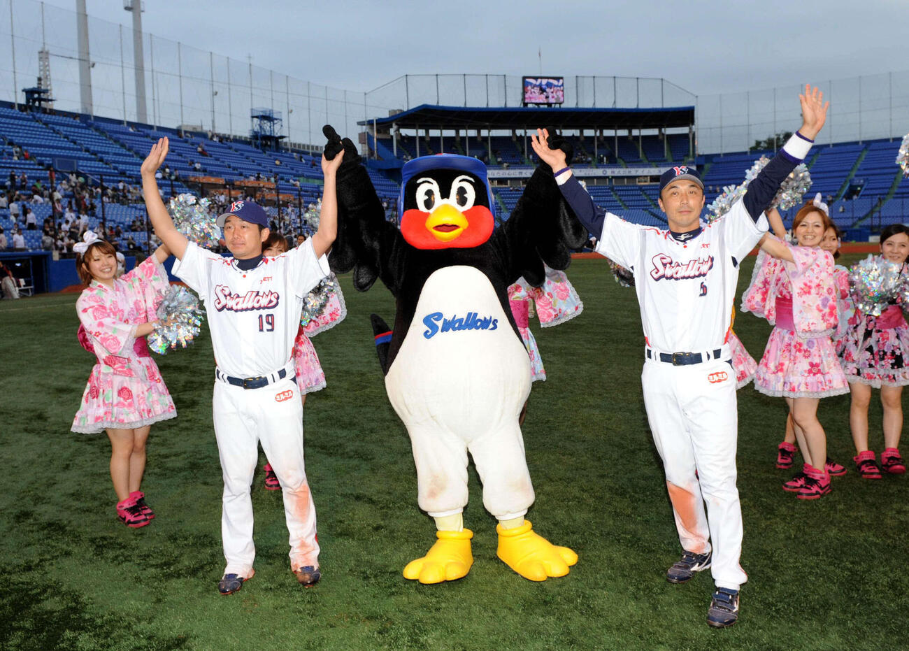 ヤクルト対横浜　5勝目の石川雅規と打のヒーロー宮本慎也はつば九郎とライトスタンドのファンにポーズ（2011年6月）