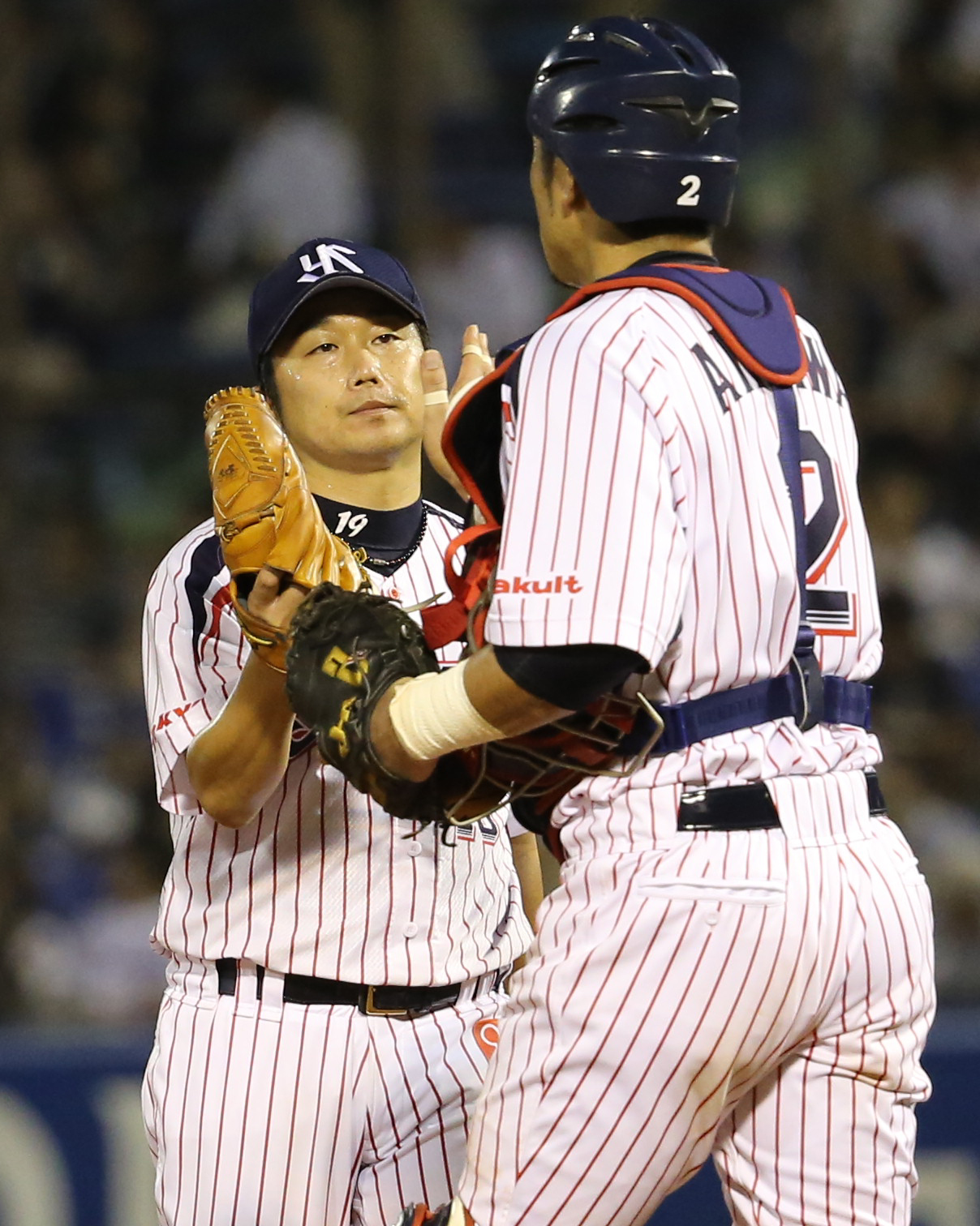 ヤクルト対巨人　相川亮二（右）とハイタッチして勝利を喜ぶ石川雅規（2013年9月24日撮影）