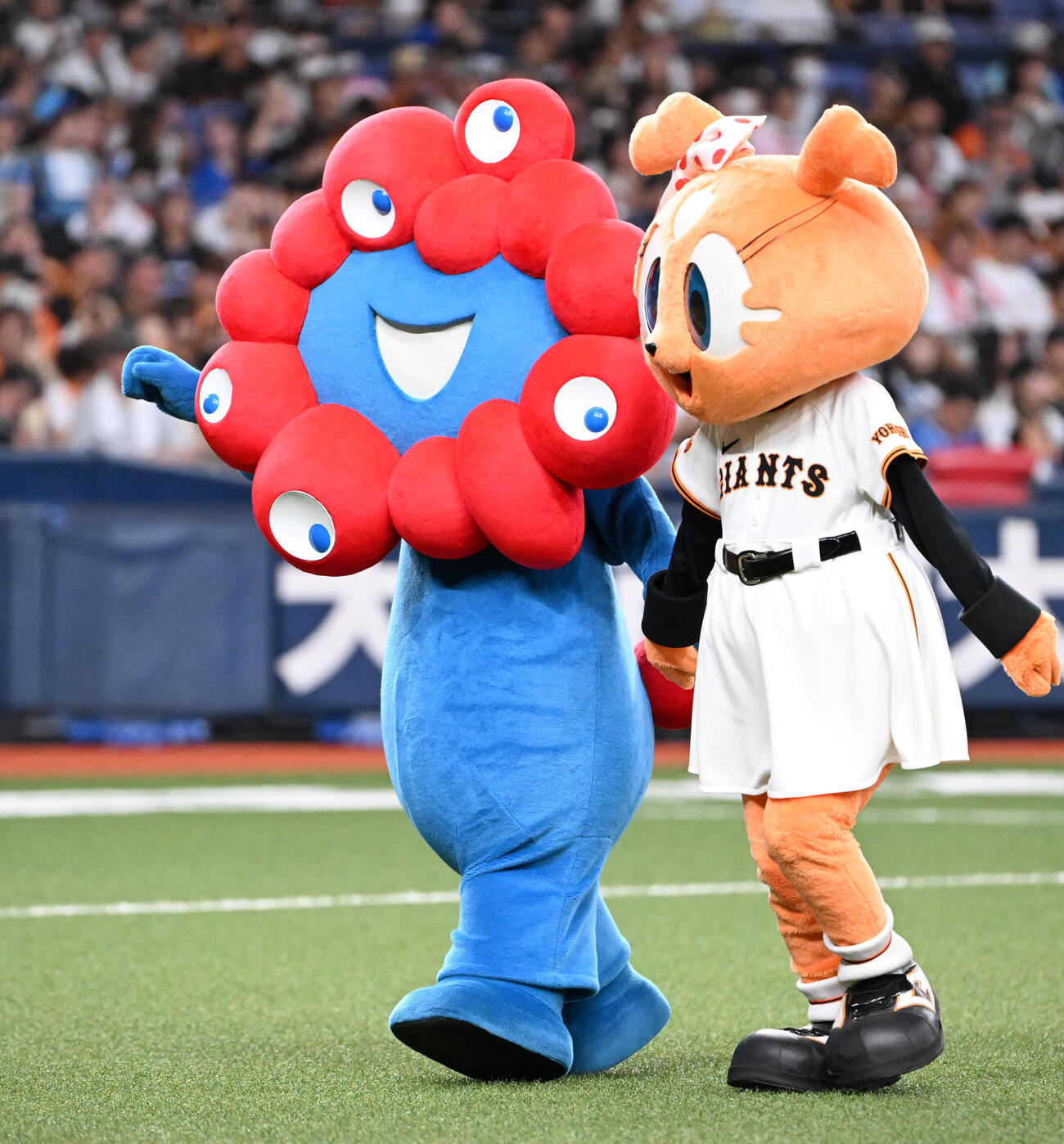 オープニングダンスをするシスタージャビット（右）、ミャクミャク（撮影・石井愛子）
