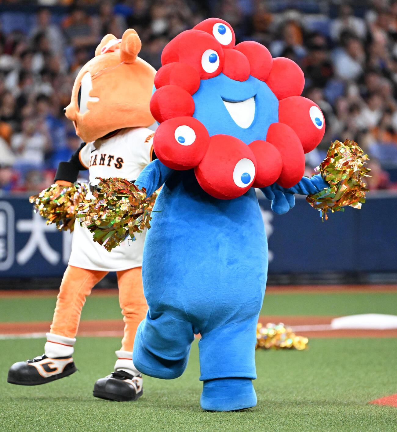 オープニングダンスをするシスタージャビット（左）、ミャクミャク（撮影・石井愛子）