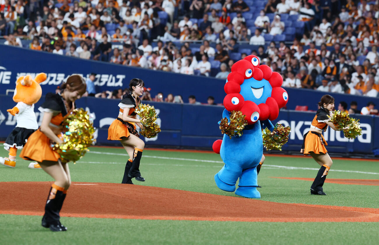 巨人対DeNA　ミャクミャクがヴィーナスとダンス披露（撮影・加藤哉）