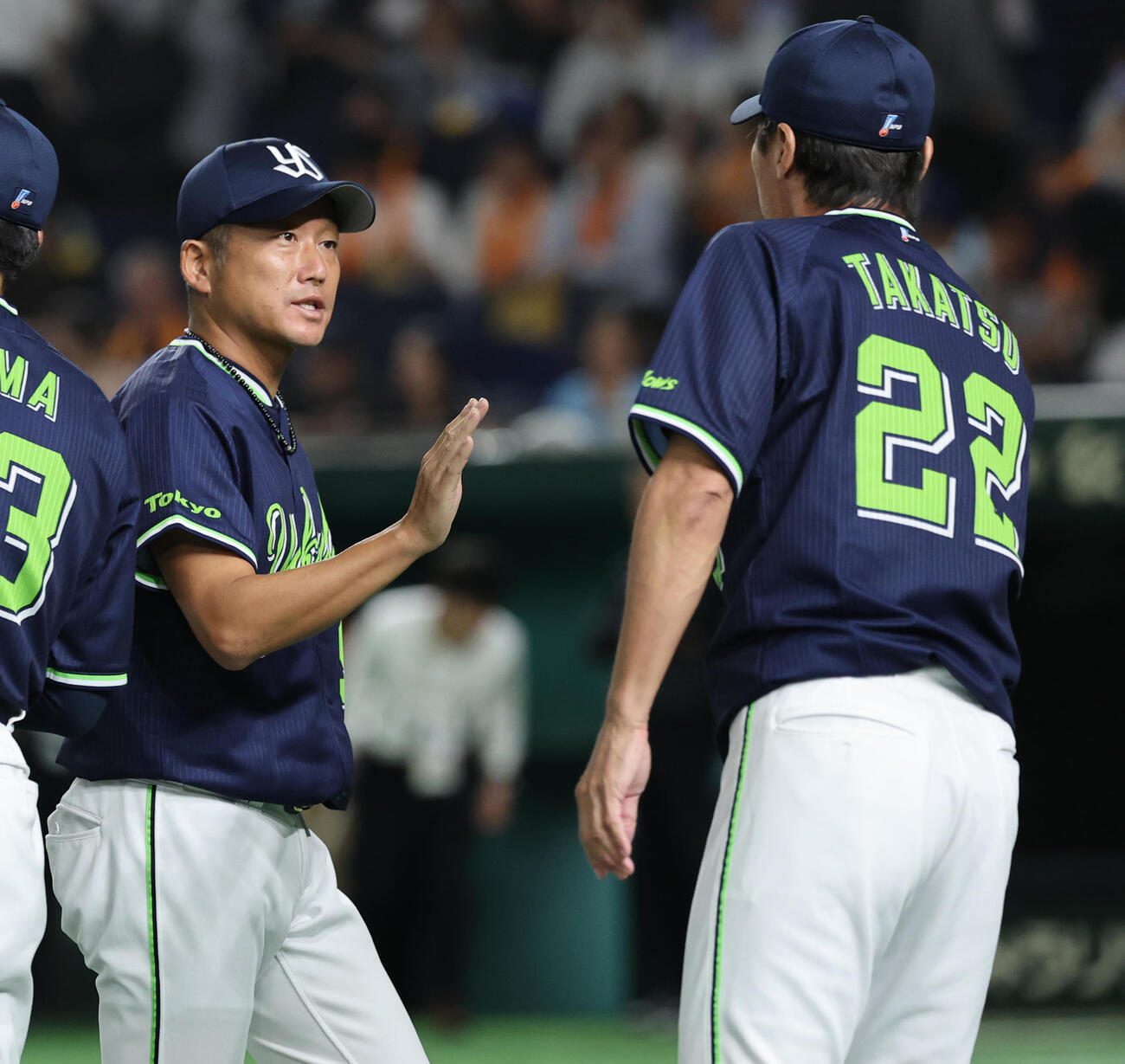 ヤクルト高津監督（右）と石川雅規（2025年8月撮影）