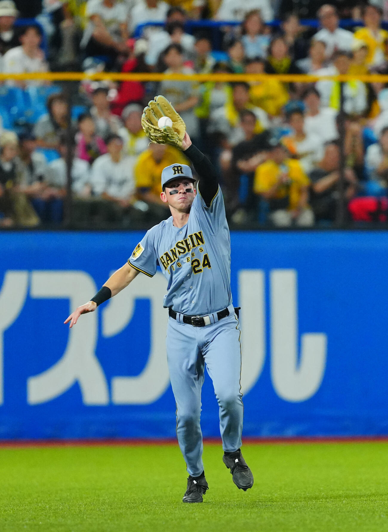 ヤクルト対阪神　3回裏ヤクルト2死、岩田幸宏の左前打の打球を処理するキャム・ディベイニー（撮影・垰建太）