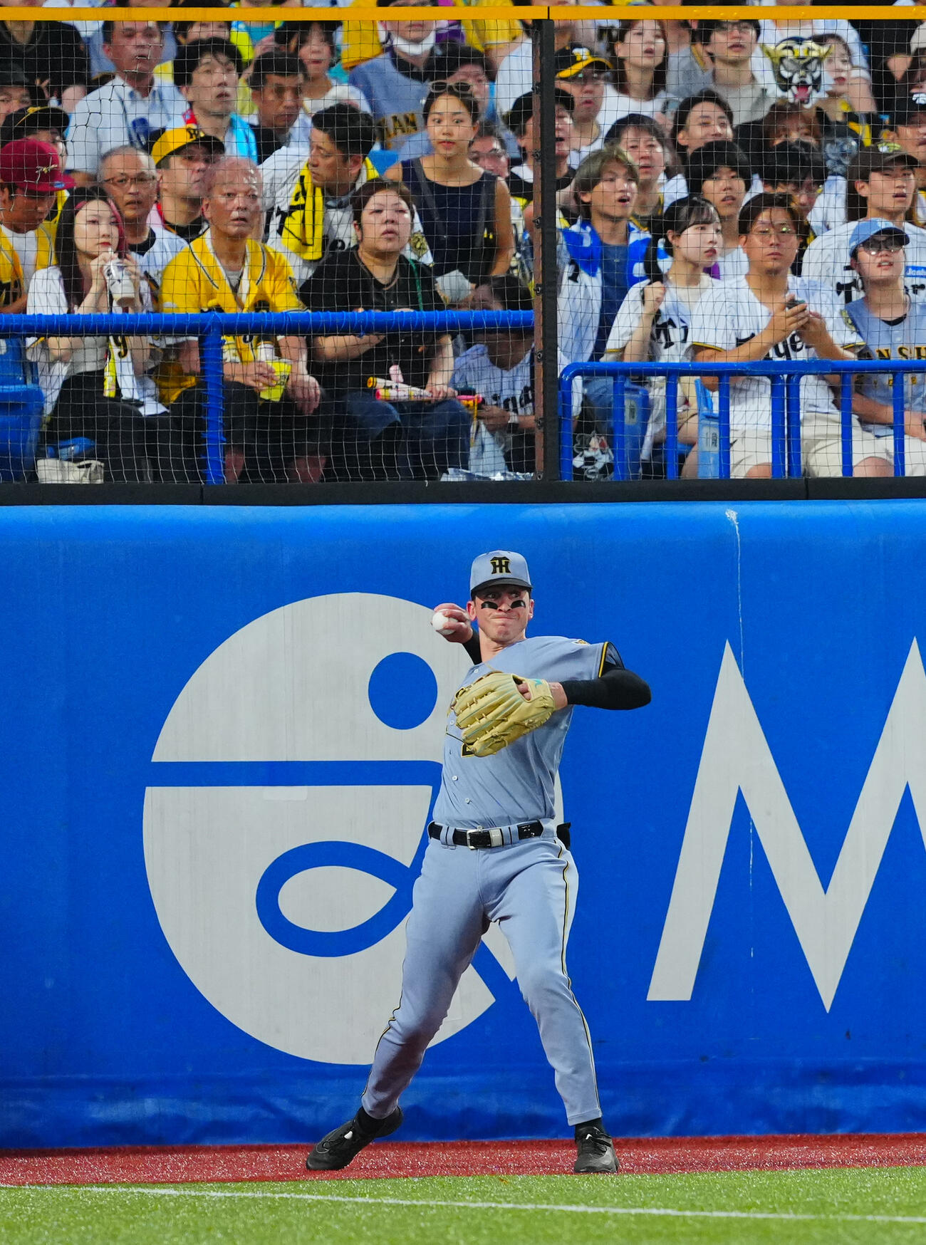 ヤクルト対阪神　1回裏ヤクルト1死、並木秀尊の左前打を二塁へ送球するキャム・ディベイニー（撮影・垰建太）