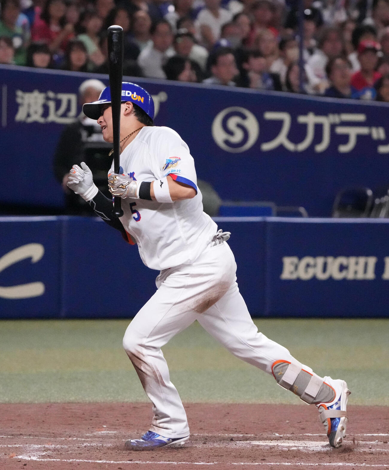 中日対広島　5回裏中日無死二、三塁、死球を受ける村松開人（撮影・森本幸一）