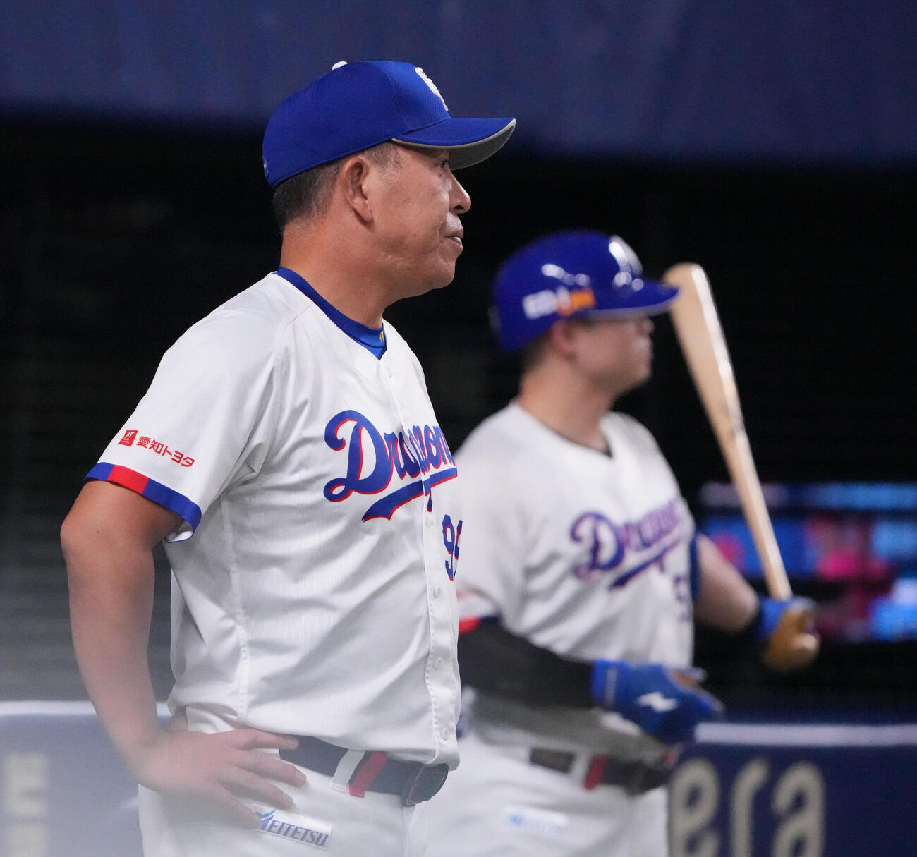 中日対広島　5回裏中日無死二、三塁、井上一樹監督（左）は村松開人の死球にベンチを出る（撮影・森本幸一）