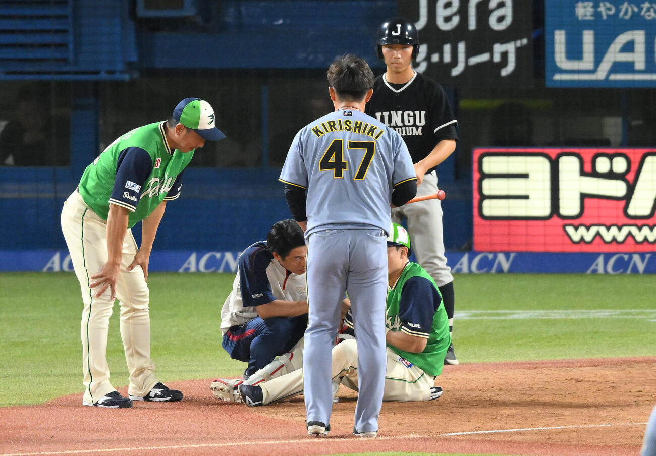 ヤクルト対阪神　4回裏ヤクルト2死二、三塁、死球を受けた宮本丈（後方）に謝罪する桐敷拓馬（撮影・滝沢徹郎）