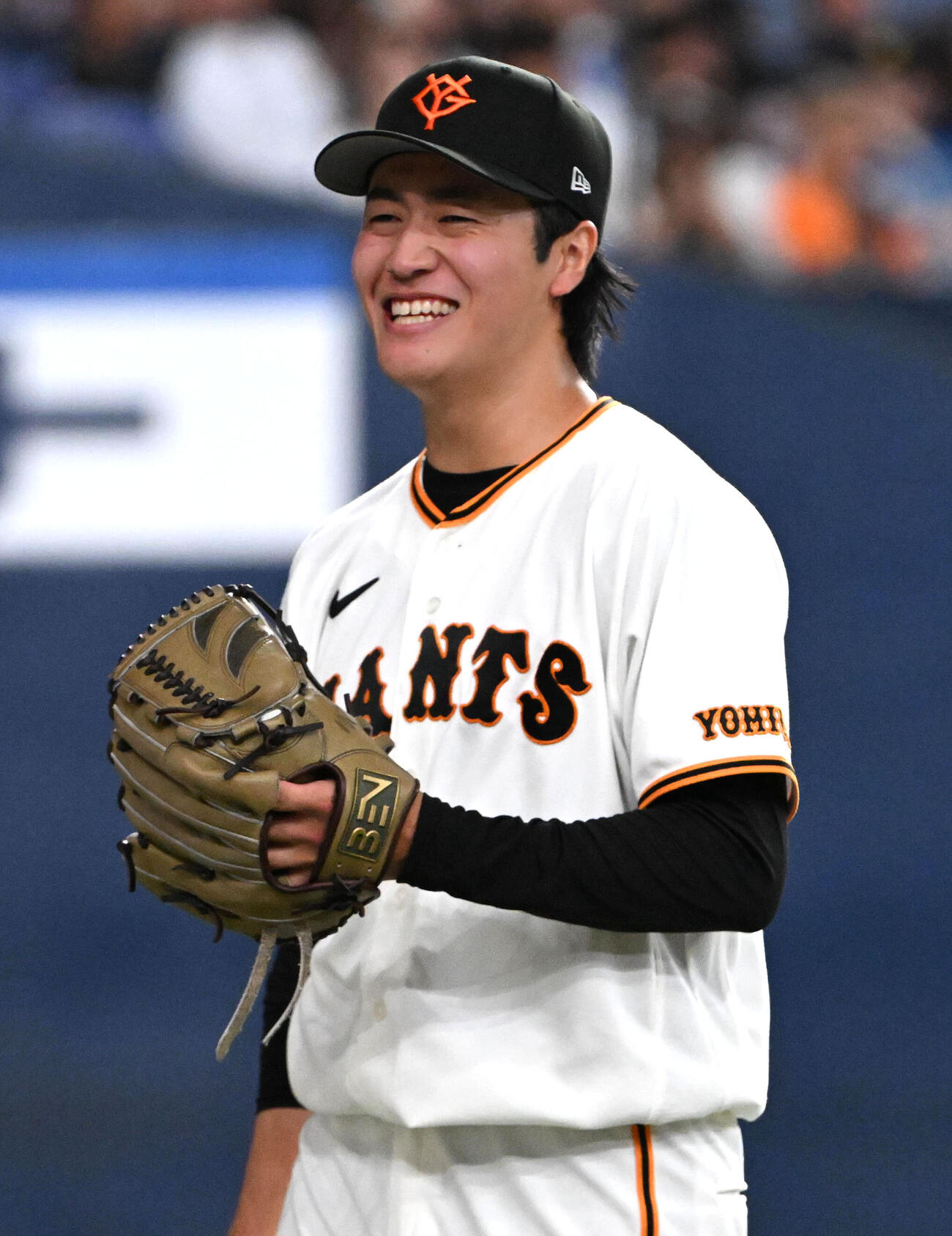 巨人対DeNA 4回表を投げ終え笑顔でベンチに引き揚げる西舘勇陽（撮影・石井愛子）