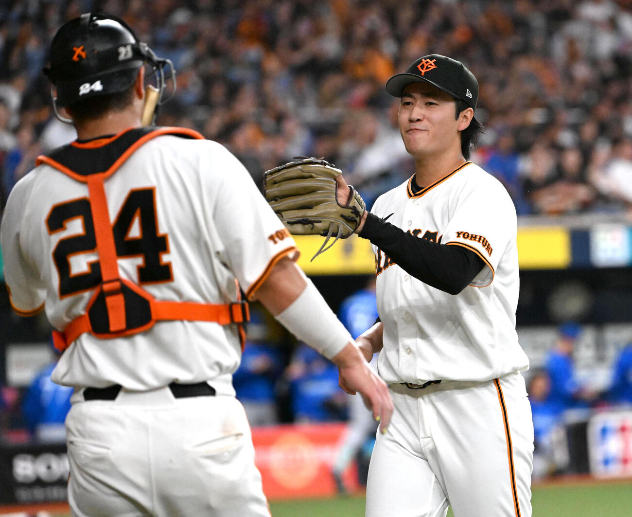 巨人対DeNA 3回表を投げ終え大城卓三（左）とグラブを合わせる西舘勇陽（撮影・石井愛子）