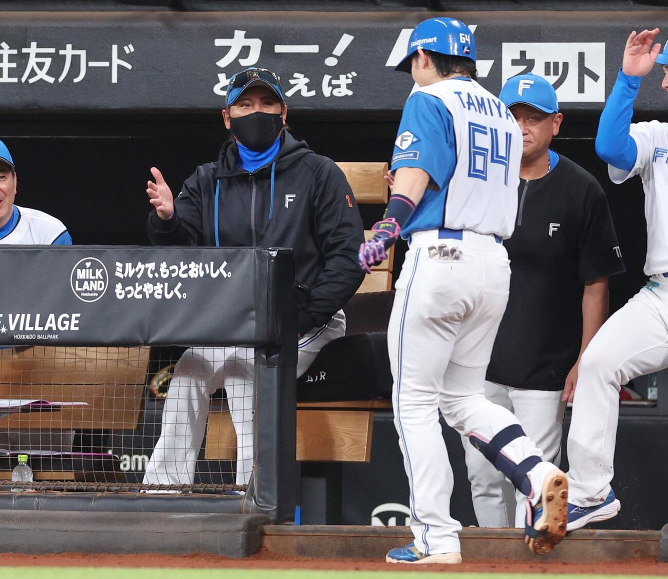 日本ハム対ソフトバンク　4回裏日本ハム1死、本塁打を放った田宮裕涼を出迎える新庄剛志監督（撮影・黒川智章）