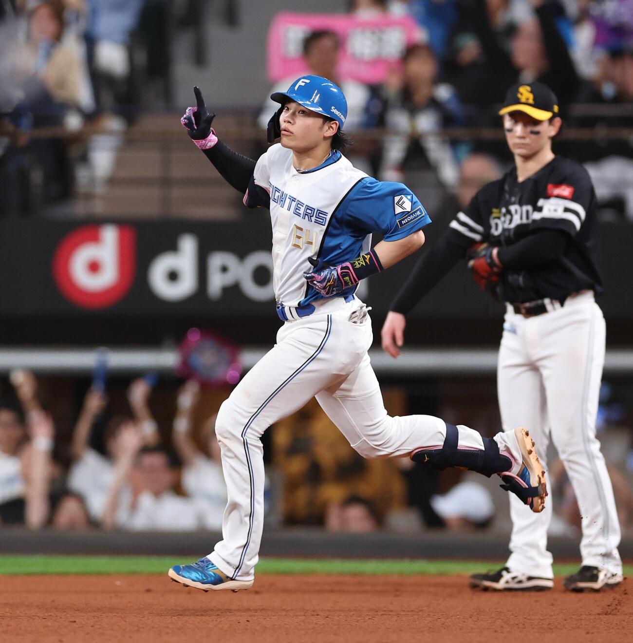 日本ハム対ソフトバンク　4回裏日本ハム1死、本塁打を放つ田宮裕涼（撮影・黒川智章）