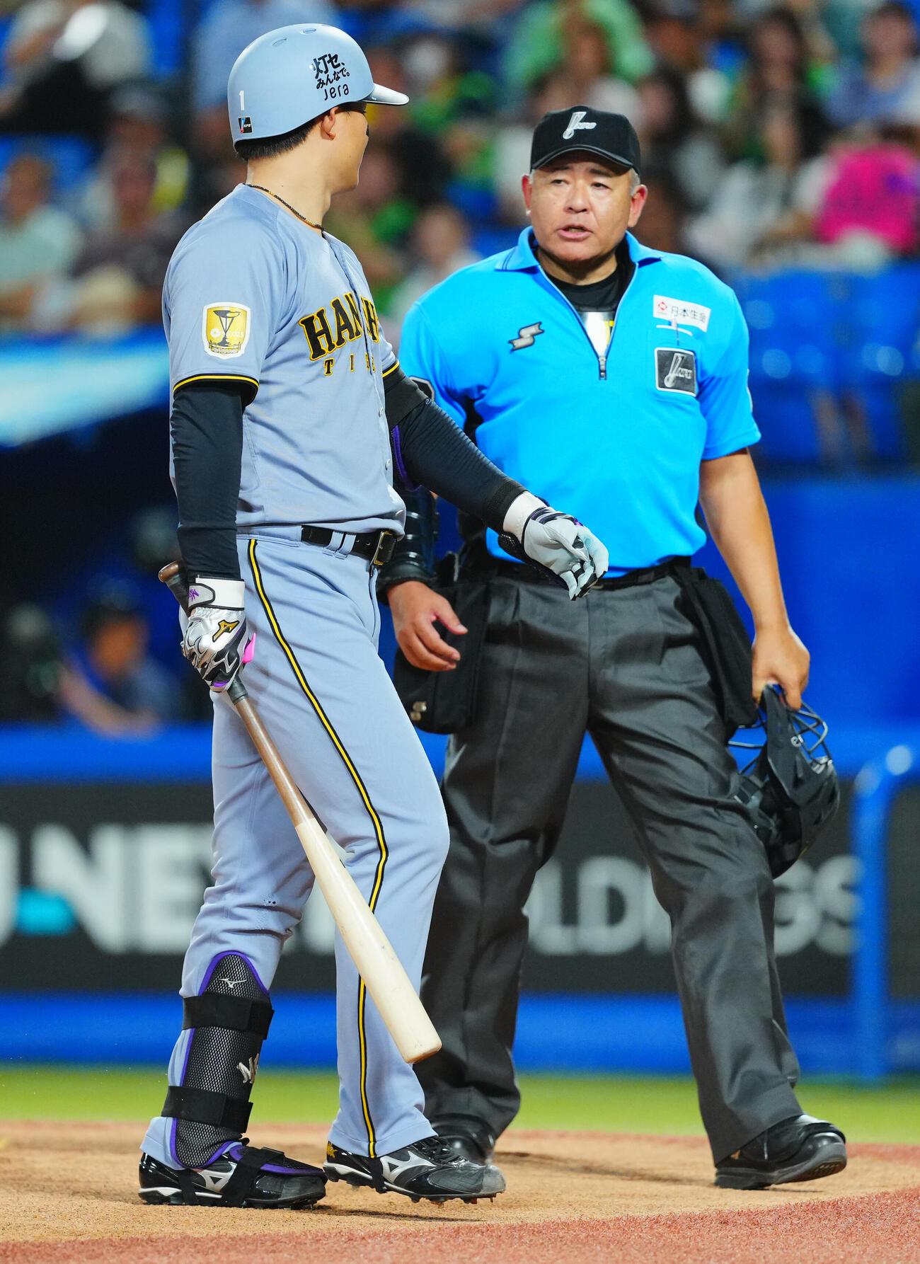 ヤクルト対阪神　6回表阪神1死、見逃しの三振に倒れた森下翔太（左）は球審の深谷篤と口論になりそうになる（撮影・垰建太）