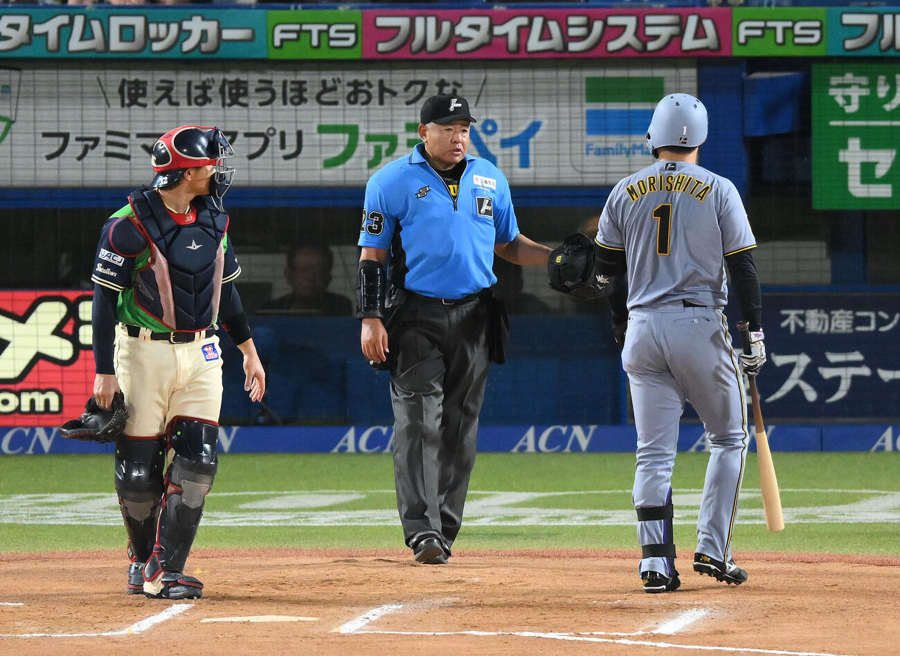 ヤクルト対阪神　6回表阪神1死、見逃し三振に倒れた森下翔太（左）は深谷篤球審（中央）に言い寄る（撮影・滝沢徹郎）