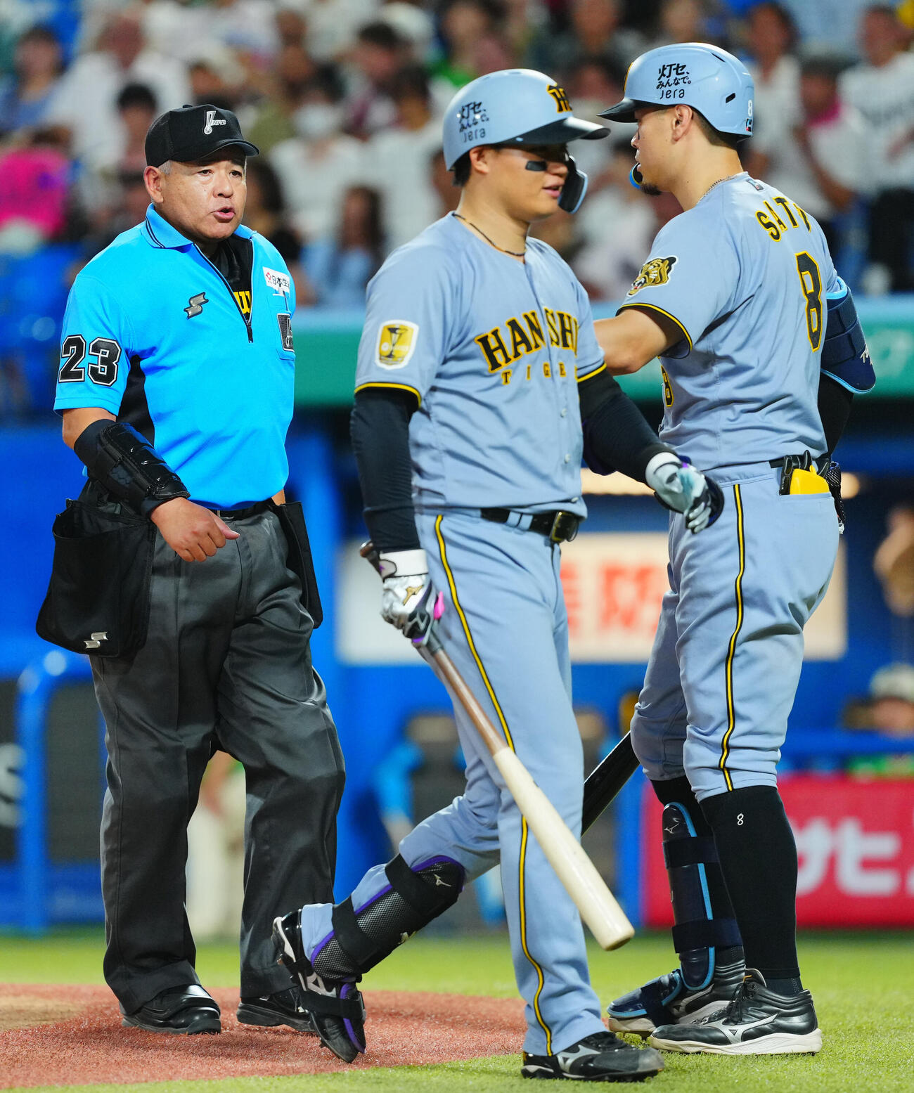 ヤクルト対阪神　6回表阪神1死、見逃しの三振に倒れた森下翔太（中央）に厳しい表情で詰め寄る深谷篤球審（左）となだめる佐藤輝明（撮影・垰建太）