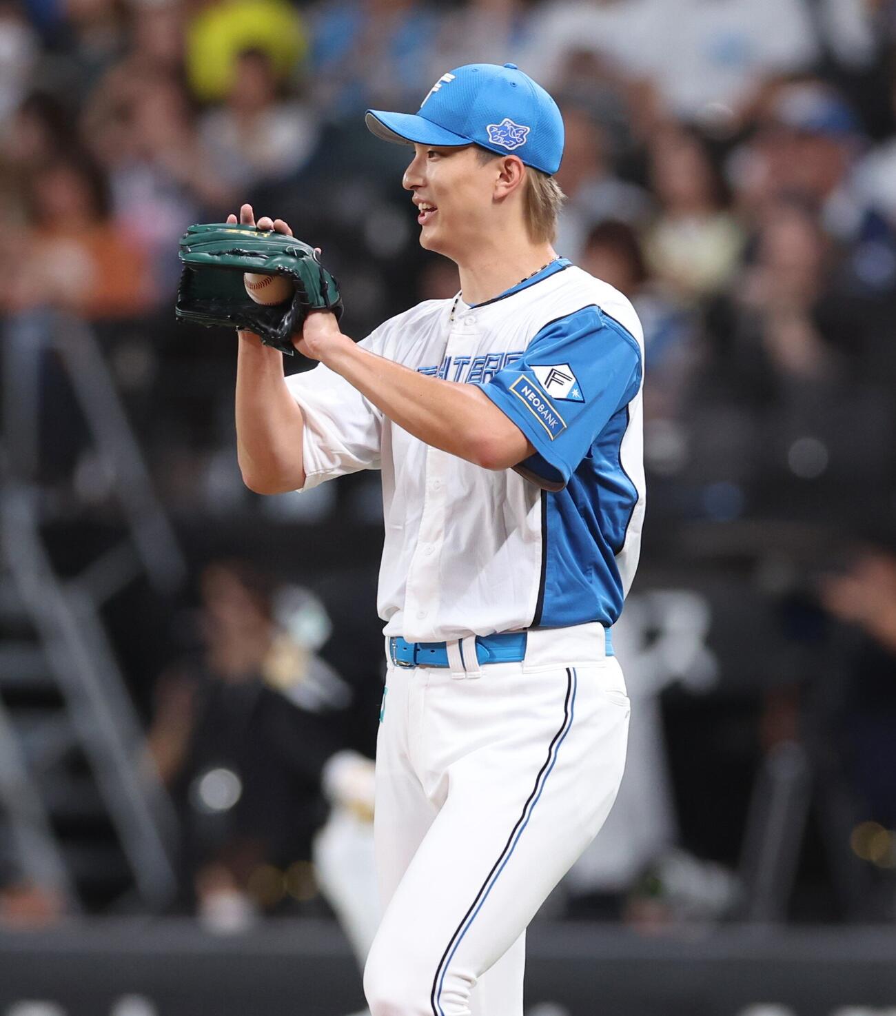 日本ハム対ソフトバンク　6回表、無失点に抑え笑顔の達孝太（撮影・黒川智章）