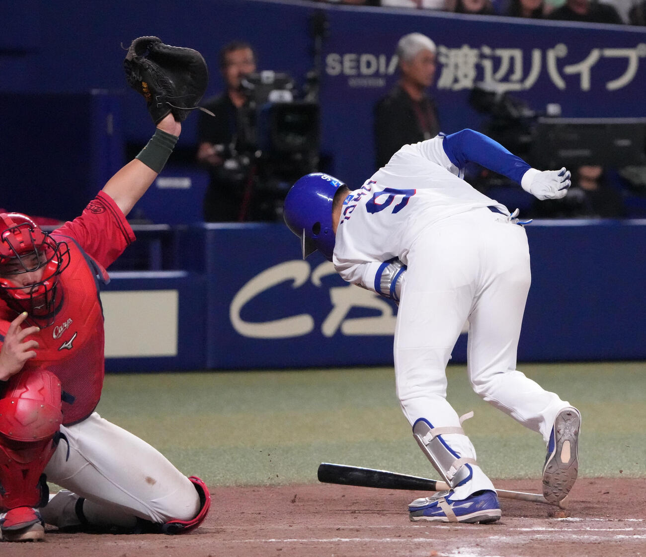 中日対広島　7回裏中日2死二、三塁、石伊雄太（右）は死球を受ける（撮影・森本幸一）