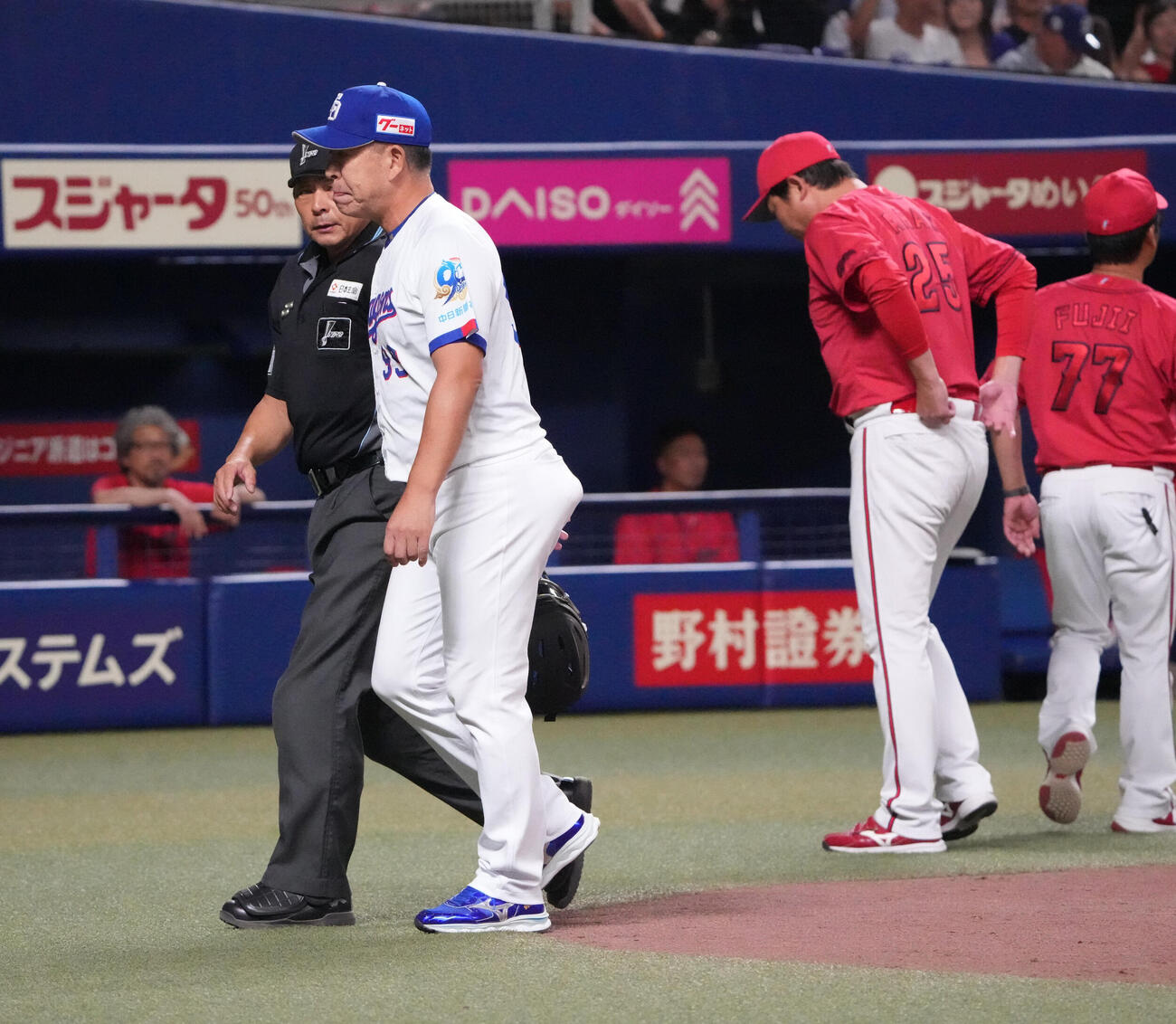 中日対広島　7回裏中日2死二、三塁、井上一樹監督（左から2人目）は石伊雄太の死球に真鍋主審と言葉を交わす（撮影・森本幸一）