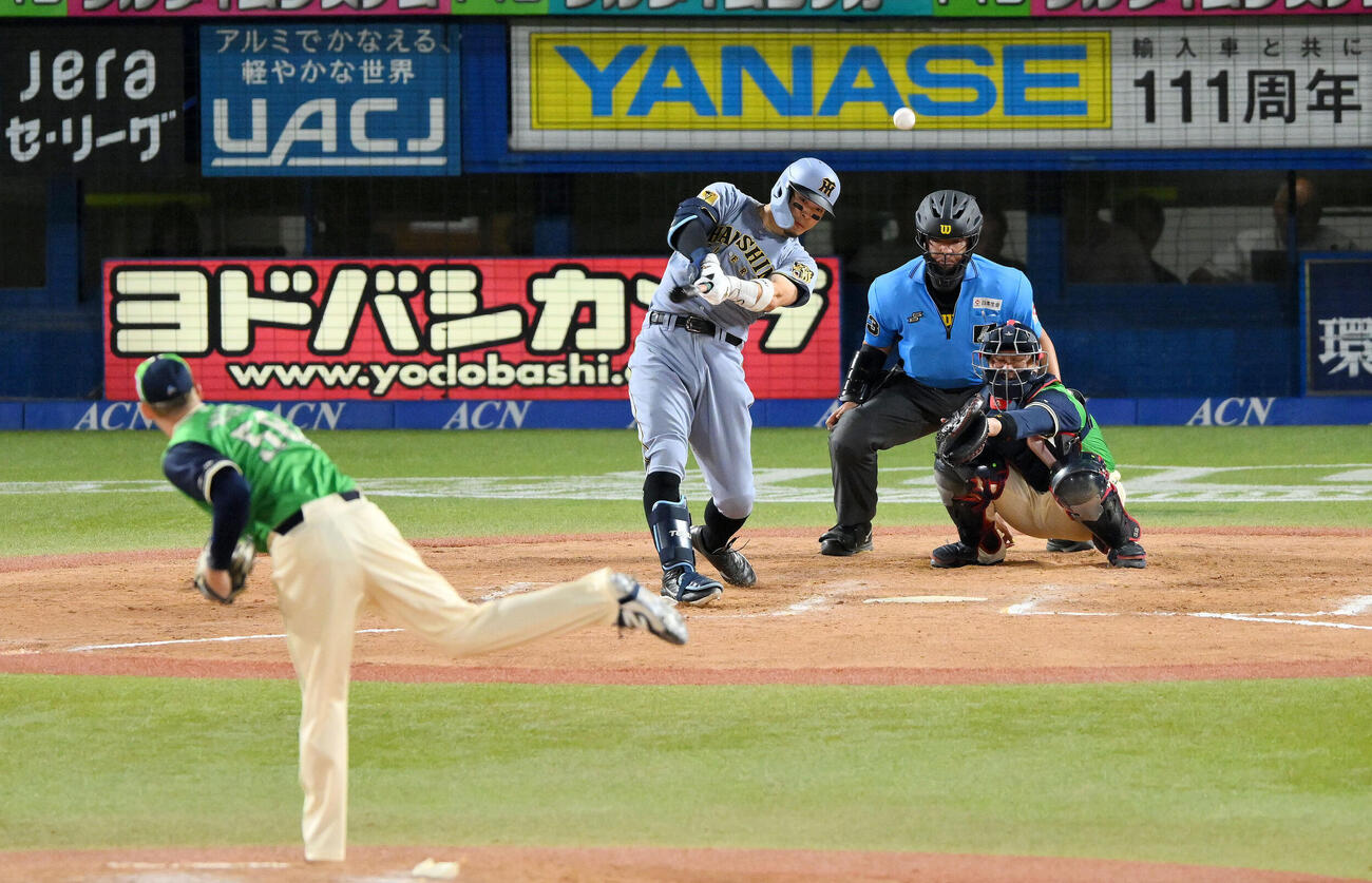 ヤクルト対阪神　9回表阪神2死、佐藤輝明はソロ本塁打を放つ。投手ナッシュ・ウォルターズ（撮影・滝沢徹郎）