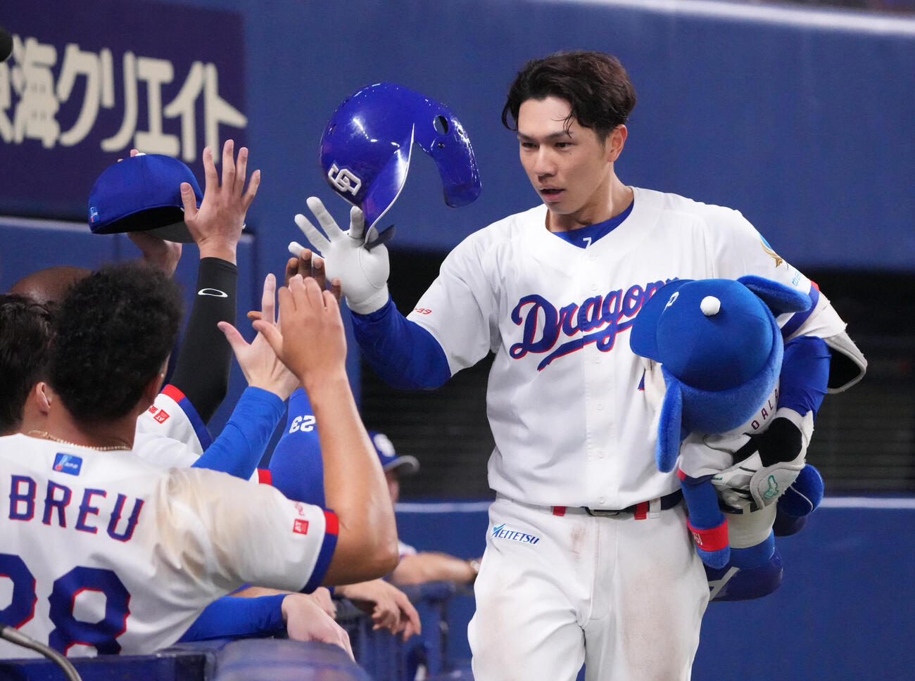 中日対広島　6回裏中日無死、福永裕基（右）は本塁打を放ちナインとタッチを交わす（撮影・森本幸一）
