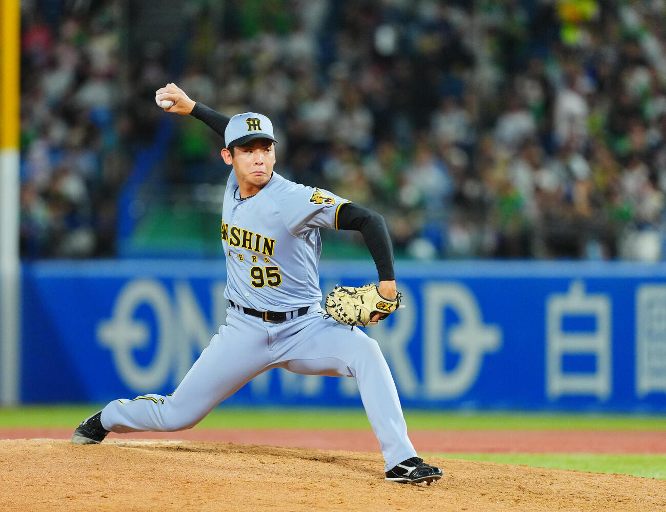ヤクルト対阪神　8回裏、阪神5番手の神宮僚介（撮影・垰建太）