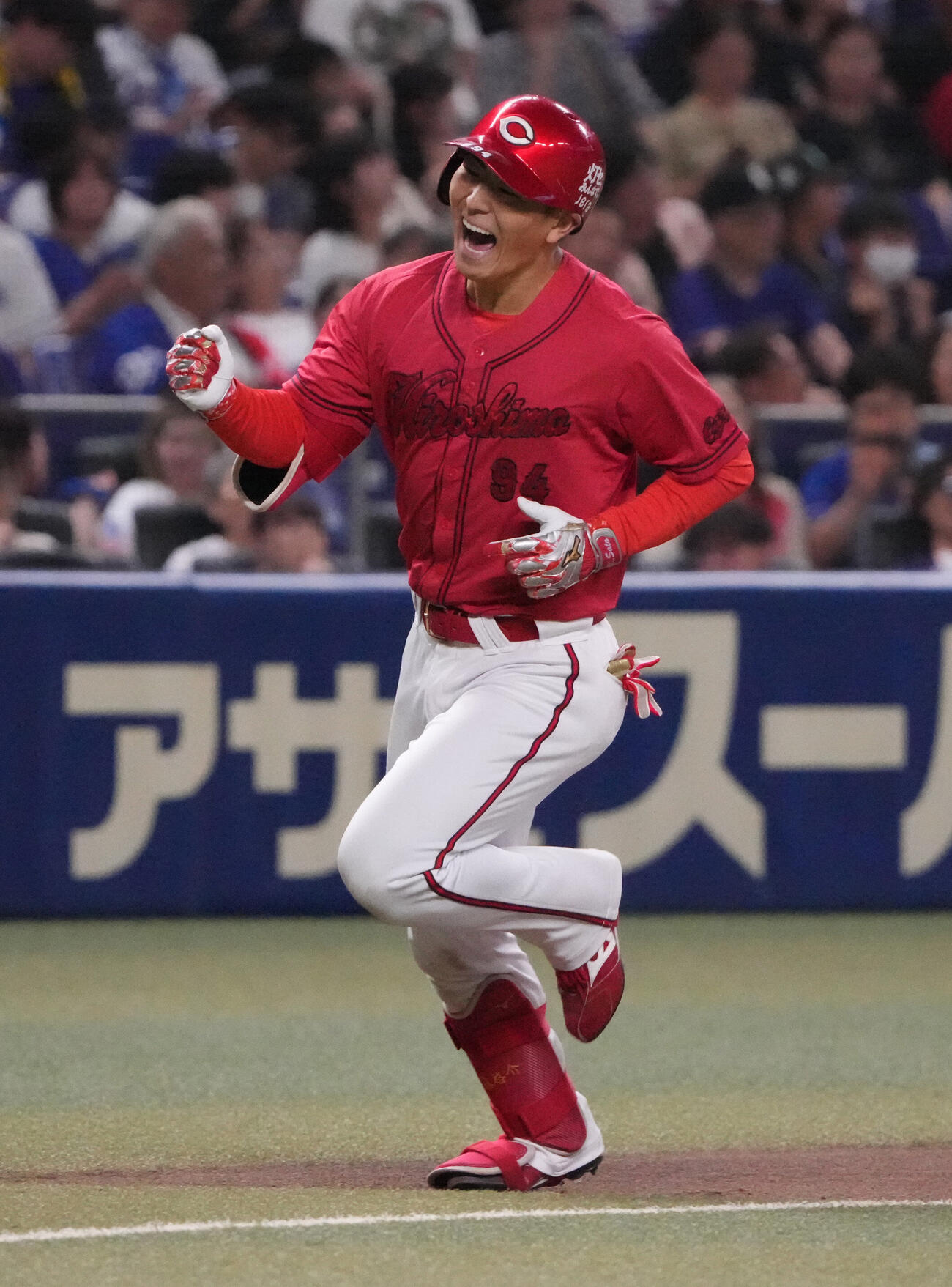 中日対広島　5回表広島2死一、二塁、3点本塁打を放ちダイヤモンドを回る佐藤啓介（撮影・森本幸一）