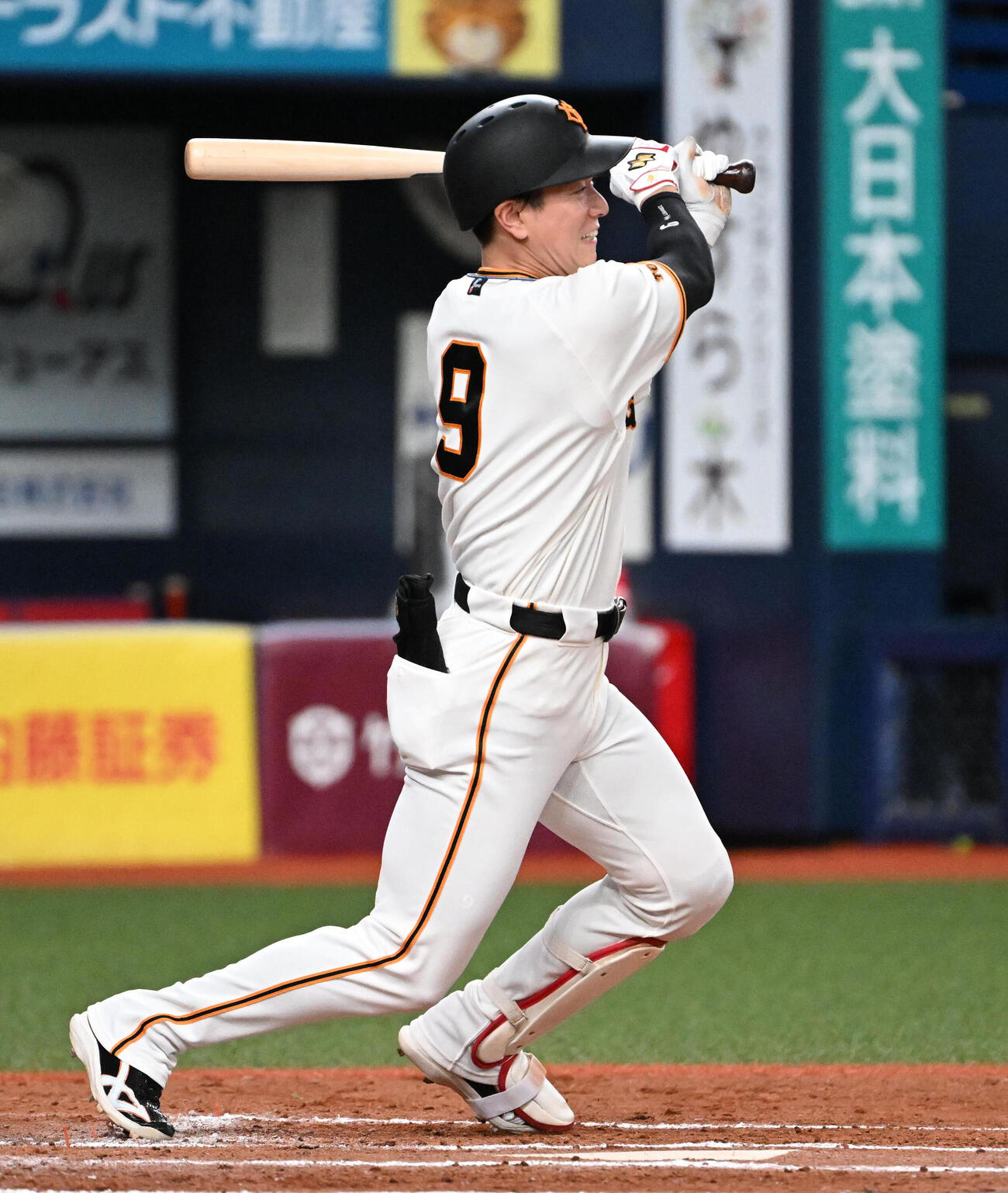 巨人対DeNA 6回裏巨人2死二塁、松本剛は先制適時打を放つ（撮影・石井愛子）