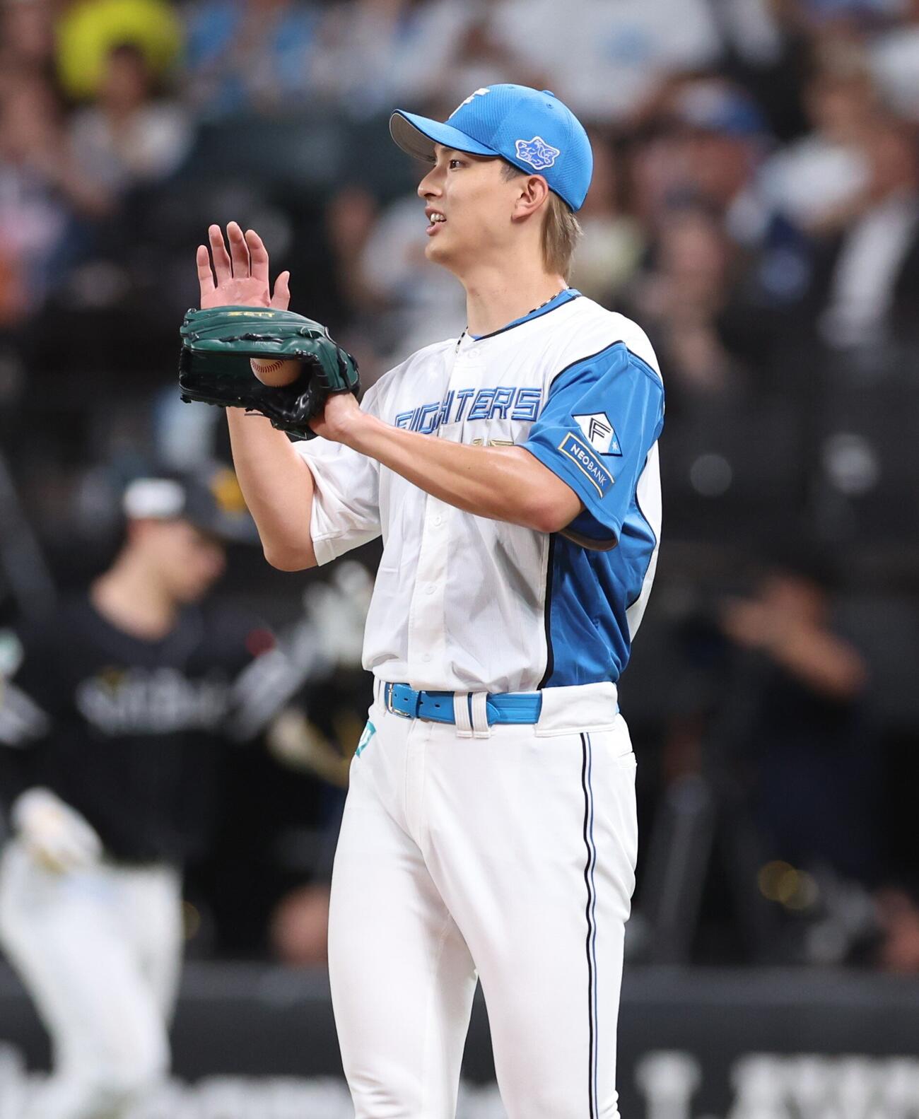 日本ハム対ソフトバンク　6回表、無失点に抑え笑顔の達孝太（撮影・黒川智章）