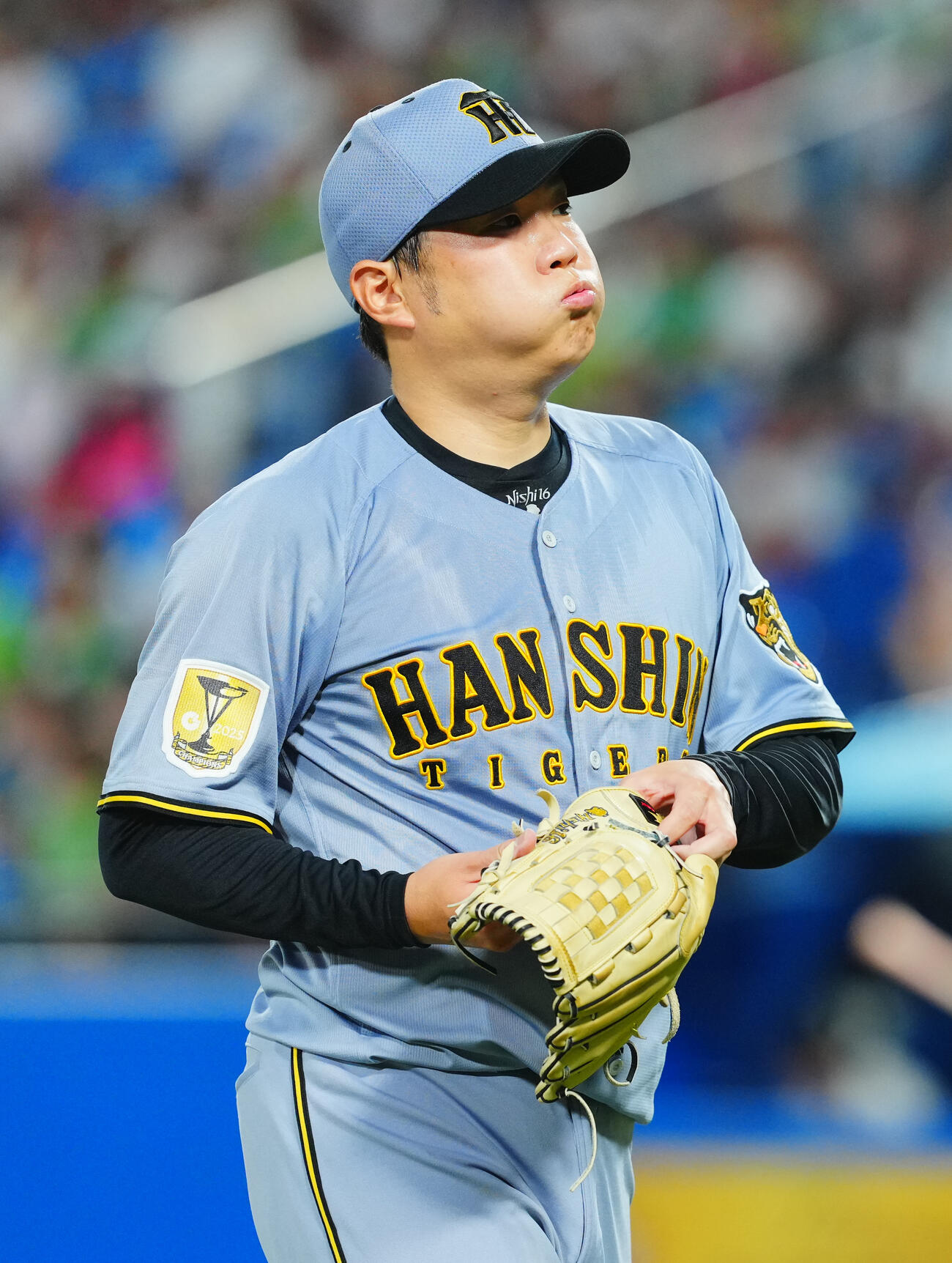ヤクルト対阪神　1回裏の登板を終え先制を許した阪神先発西勇輝は渋い表情でベンチに引き揚げる（撮影・垰建太）