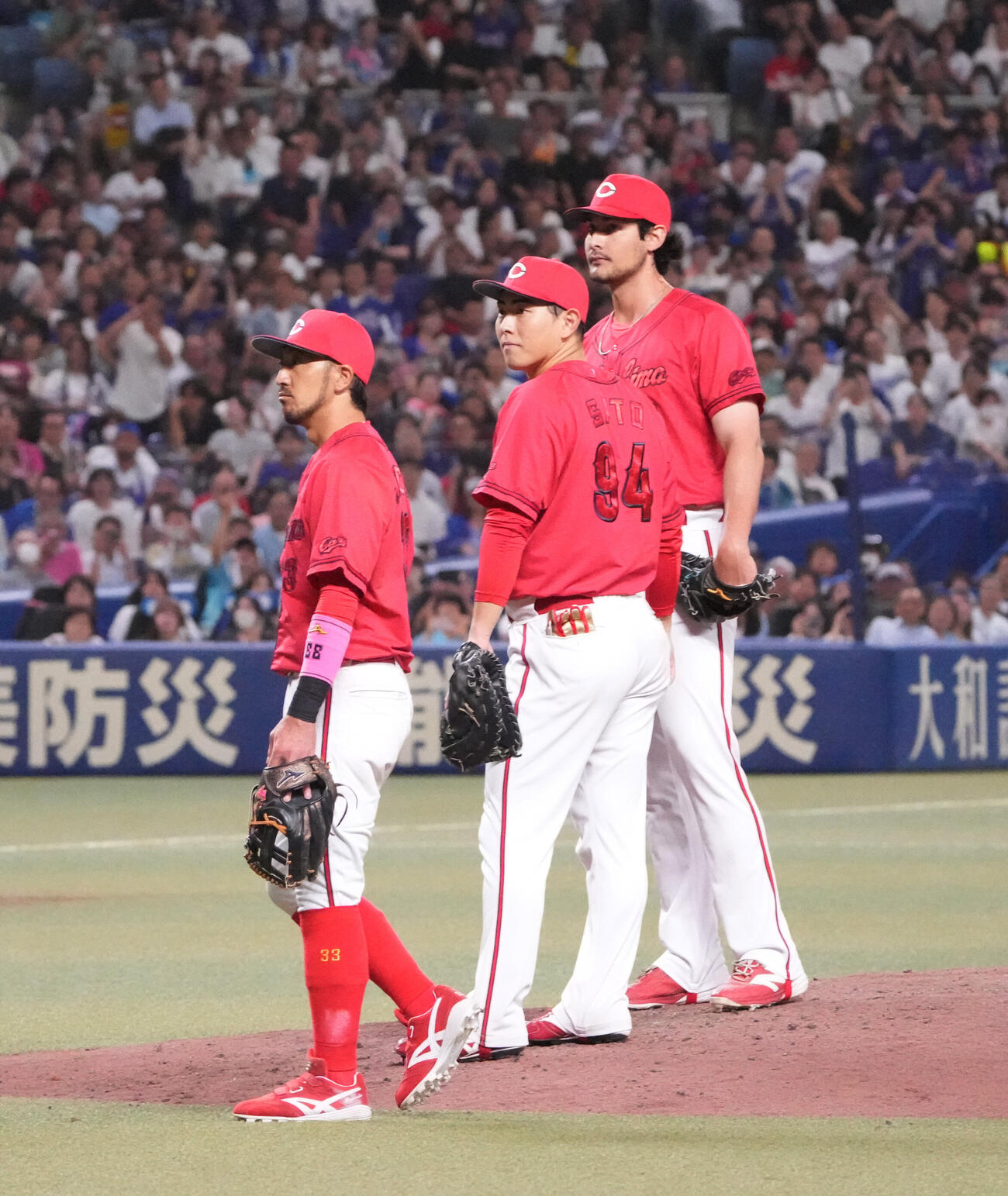 中日対広島　7回裏中日2死二、三塁、フレディ・ターノック（右）は石伊雄太に死球を与えマウンド上で立ち尽くす（撮影・森本幸一）