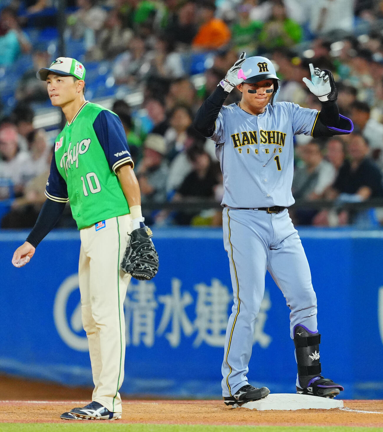 ヤクルト対阪神　3回表阪神2死満塁、適時打を放ちポーズを決める森下翔太（右）（撮影・垰建太）