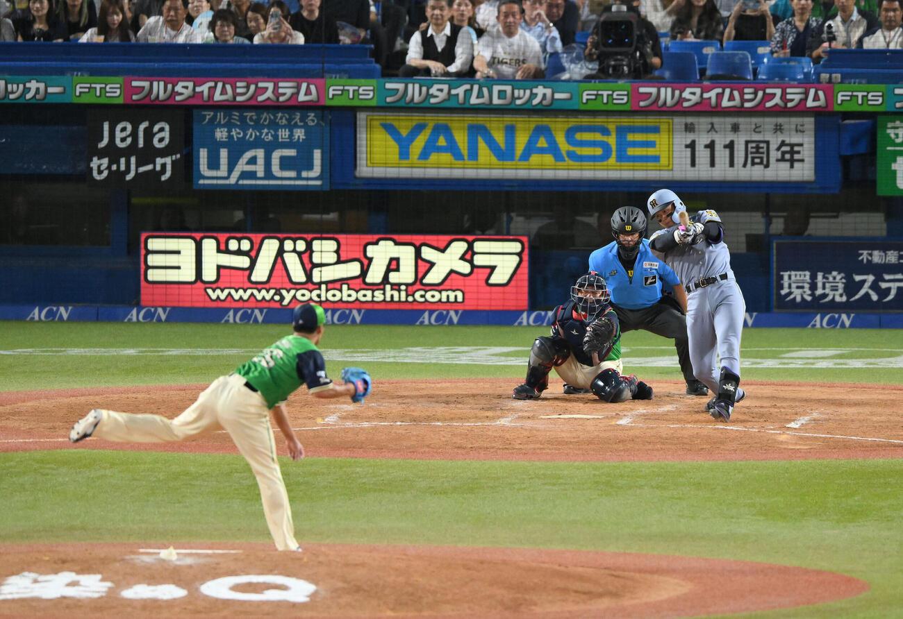 ヤクルト対阪神　3回表阪神2死満塁、森下翔太は2点適時打を放つ。投手山野太一（撮影・滝沢徹郎）