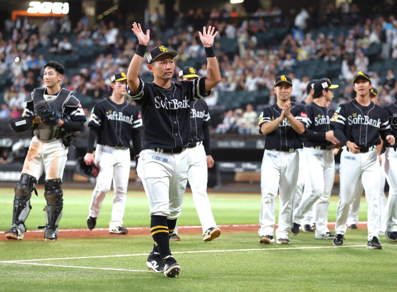 日本ハム対ソフトバンク　試合後、スタンドにあいさつする中村晃（撮影・黒川智章）