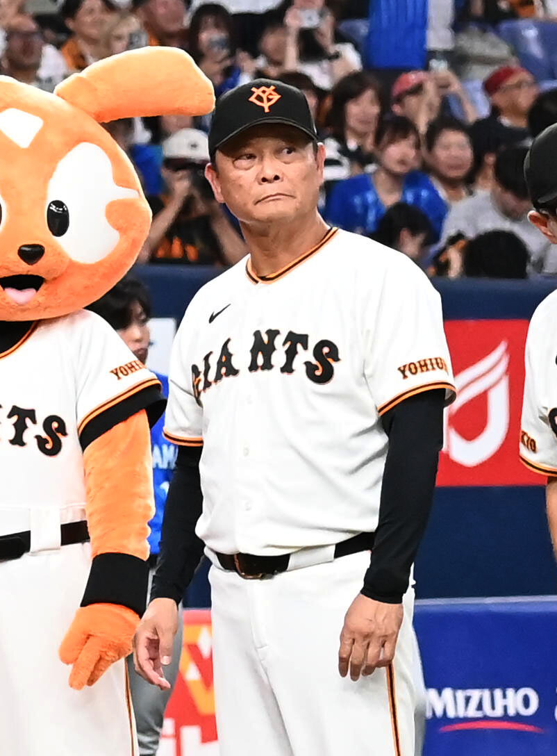 巨人対DeNA DeNAに負け肩を落とす巨人の橋上秀樹監督代行（撮影・石井愛子）
