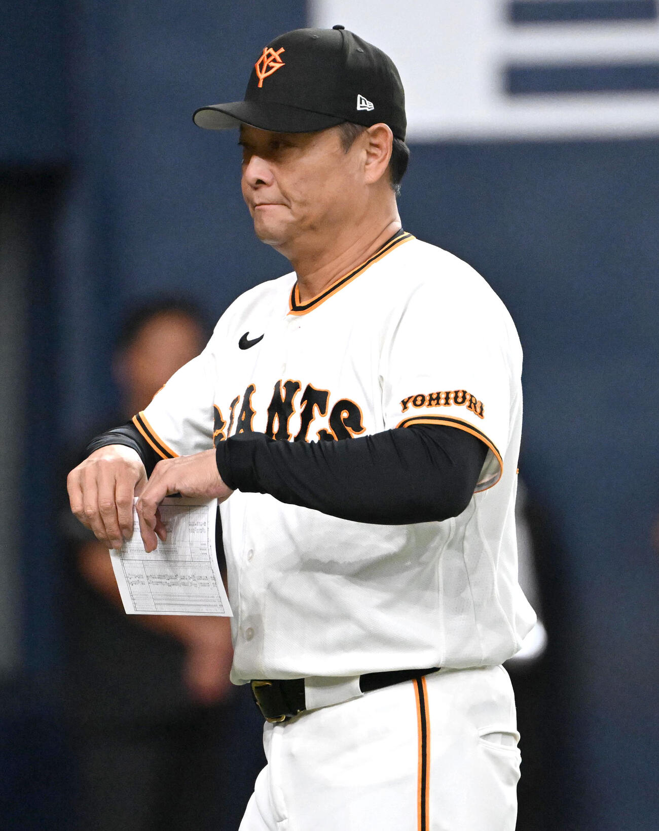 巨人対DeNA　メンバー表を交換しベンチに引き揚げる巨人の橋上秀樹監督代行（撮影・石井愛子）