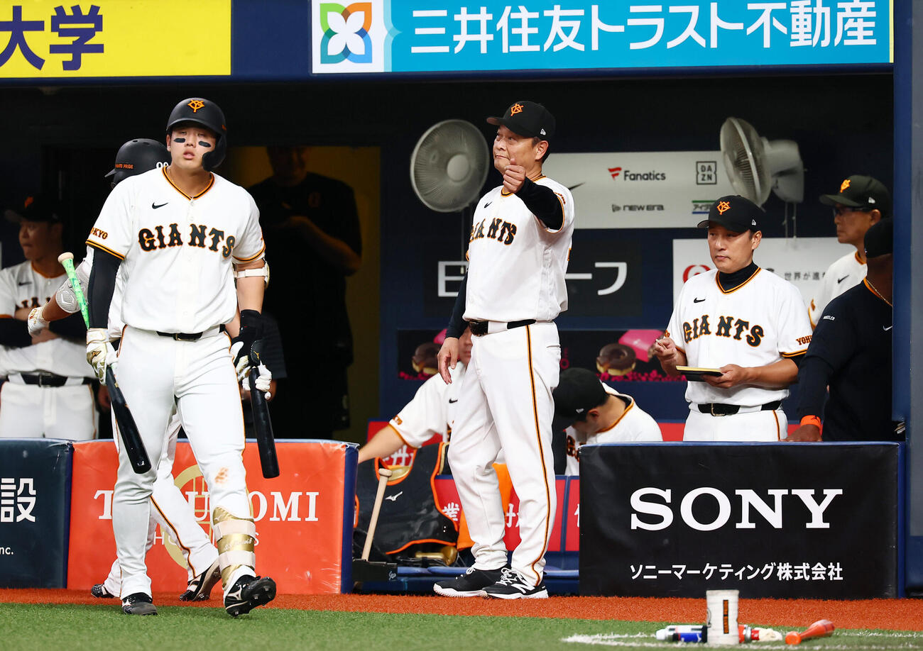 巨人対DeNA 6回裏巨人1死、代打を告げる橋上秀樹監督代行（撮影・加藤哉）