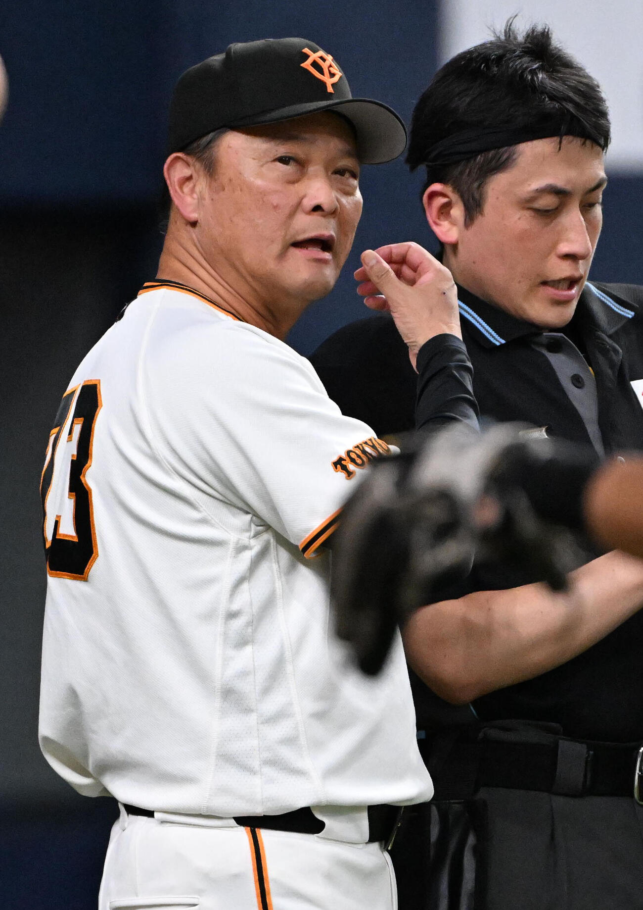 巨人対DeNA　選手交代を告げる巨人の橋上秀樹監督代行（左）（撮影・石井愛子）