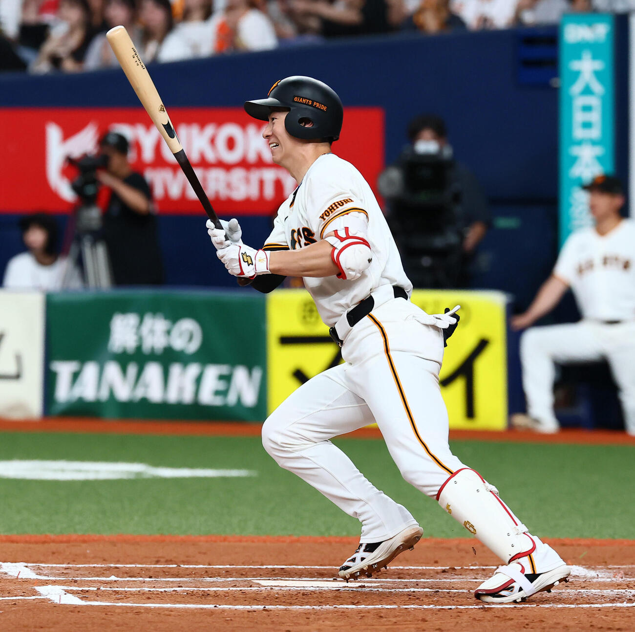 巨人対DeNA 6回裏巨人2死二塁、松本剛は左前適時打を放ち先制に成功（撮影・加藤哉）
