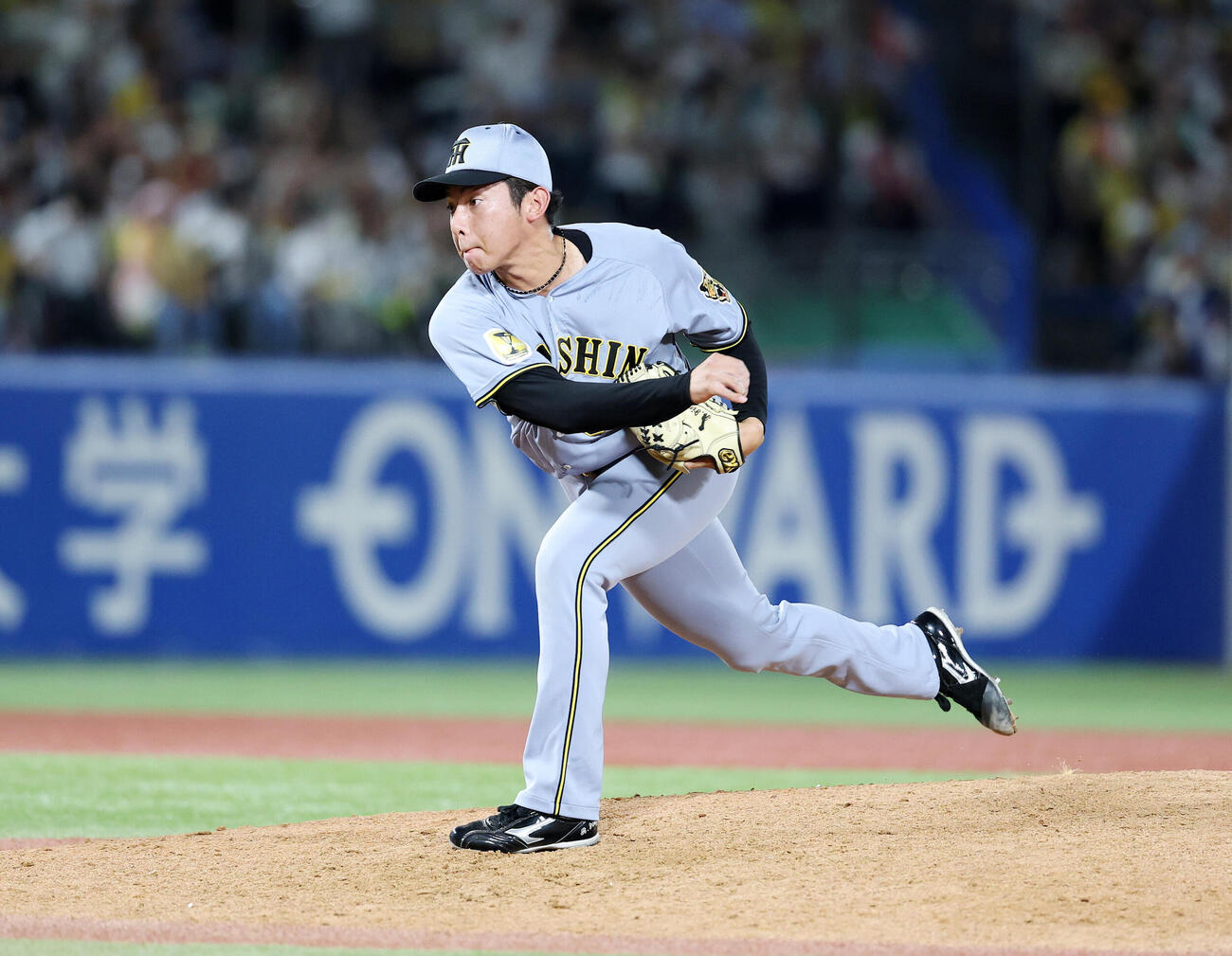 ヤクルト対阪神　力投する阪神5番手の神宮僚介（撮影・鈴木正人）