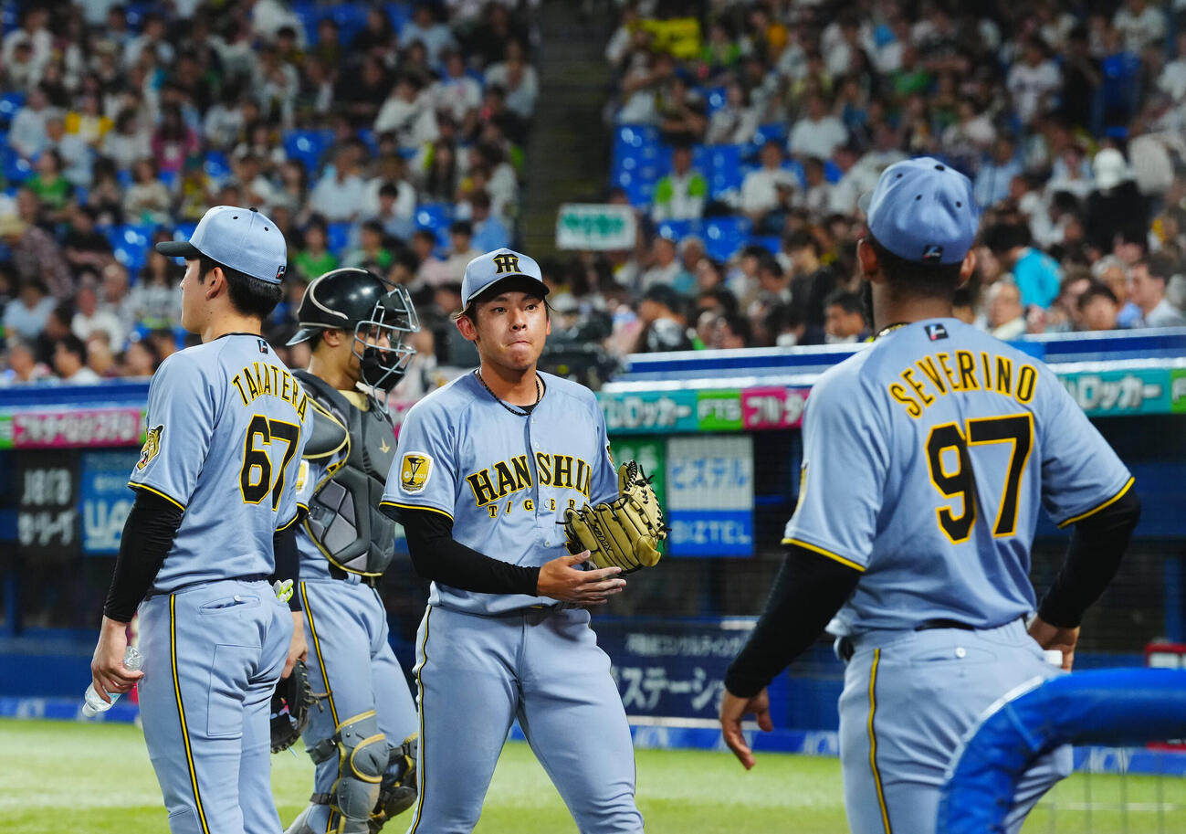 ヤクルト対阪神　8回裏、ヤクルトの攻撃を無失点に抑えナインを出迎える阪神神宮僚介（中央）（撮影・垰建太）