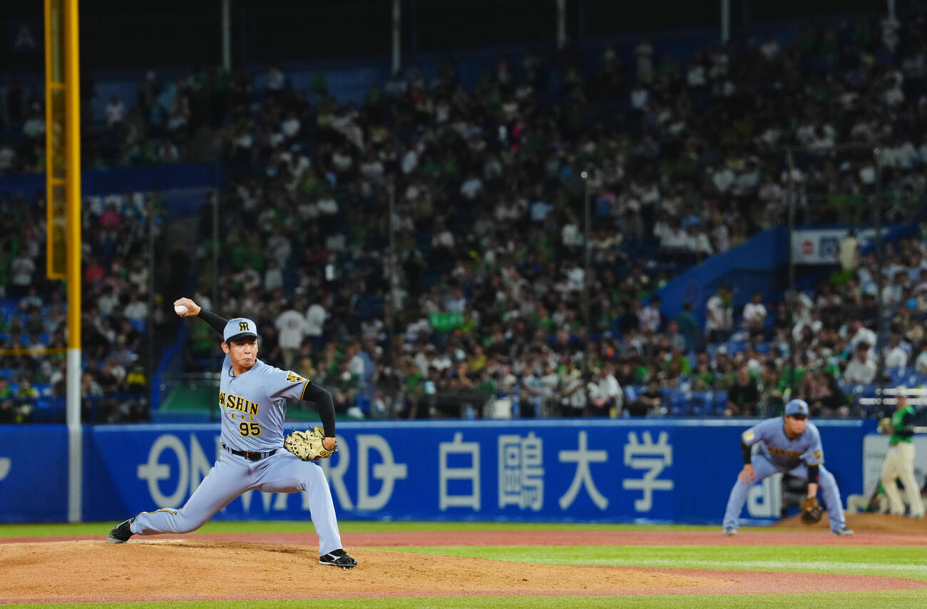 ヤクルト対阪神　8回裏、力投する阪神神宮僚介（撮影・垰建太）