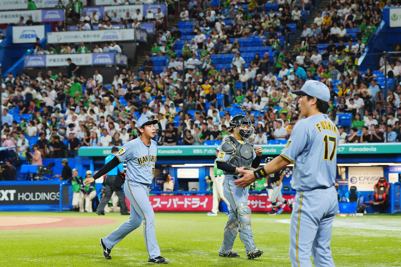ヤクルト対阪神　8回裏、ヤクルトの攻撃を無失点に抑えベンチに引き揚げる阪神神宮僚介（左）（撮影・垰建太）