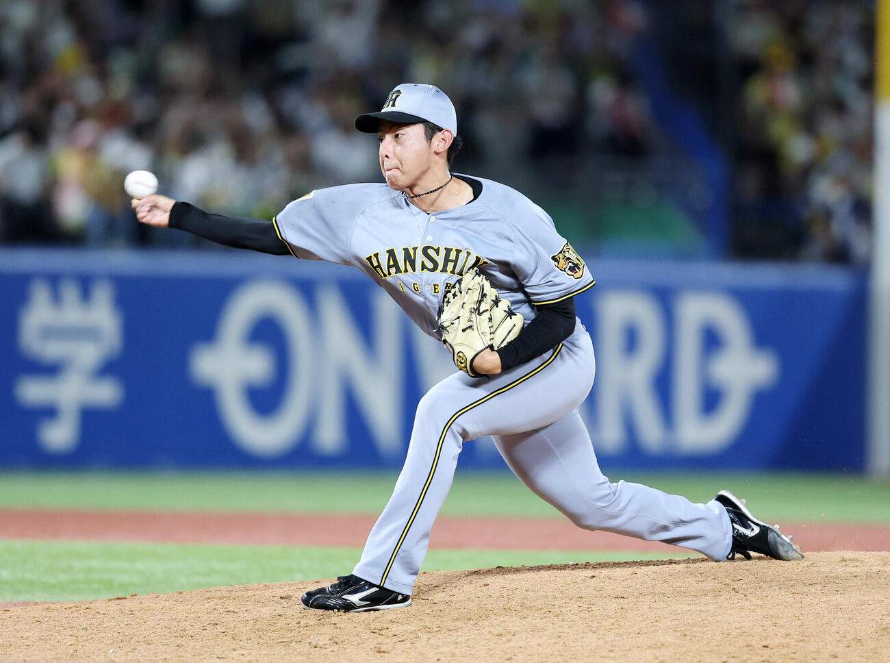 ヤクルト対阪神　力投する阪神5番手の神宮僚介（撮影・鈴木正人）