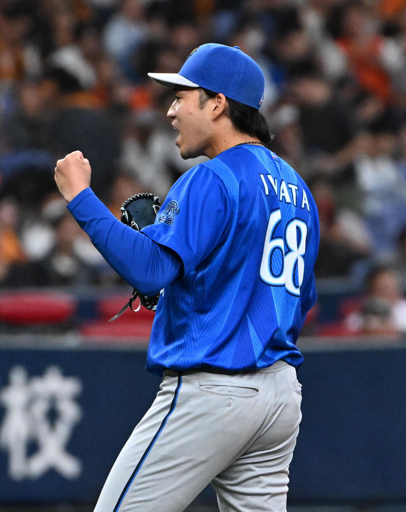 巨人対DeNA　巨人に勝利しガッツポーズをする岩田将貴（撮影・石井愛子）